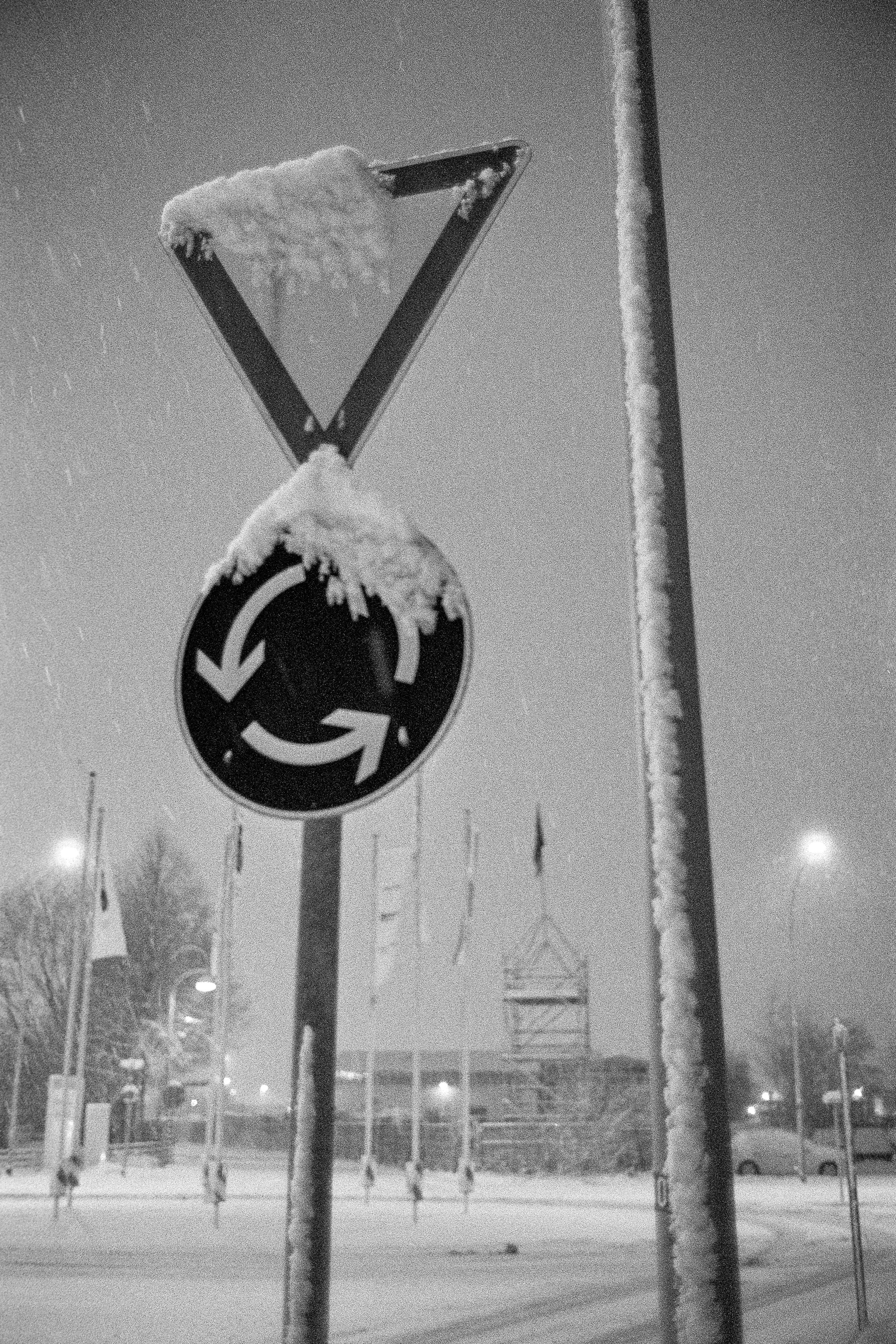 LeicaMP_35mm_TMAX3200_ArbeitswegSchnee-7.JPEG