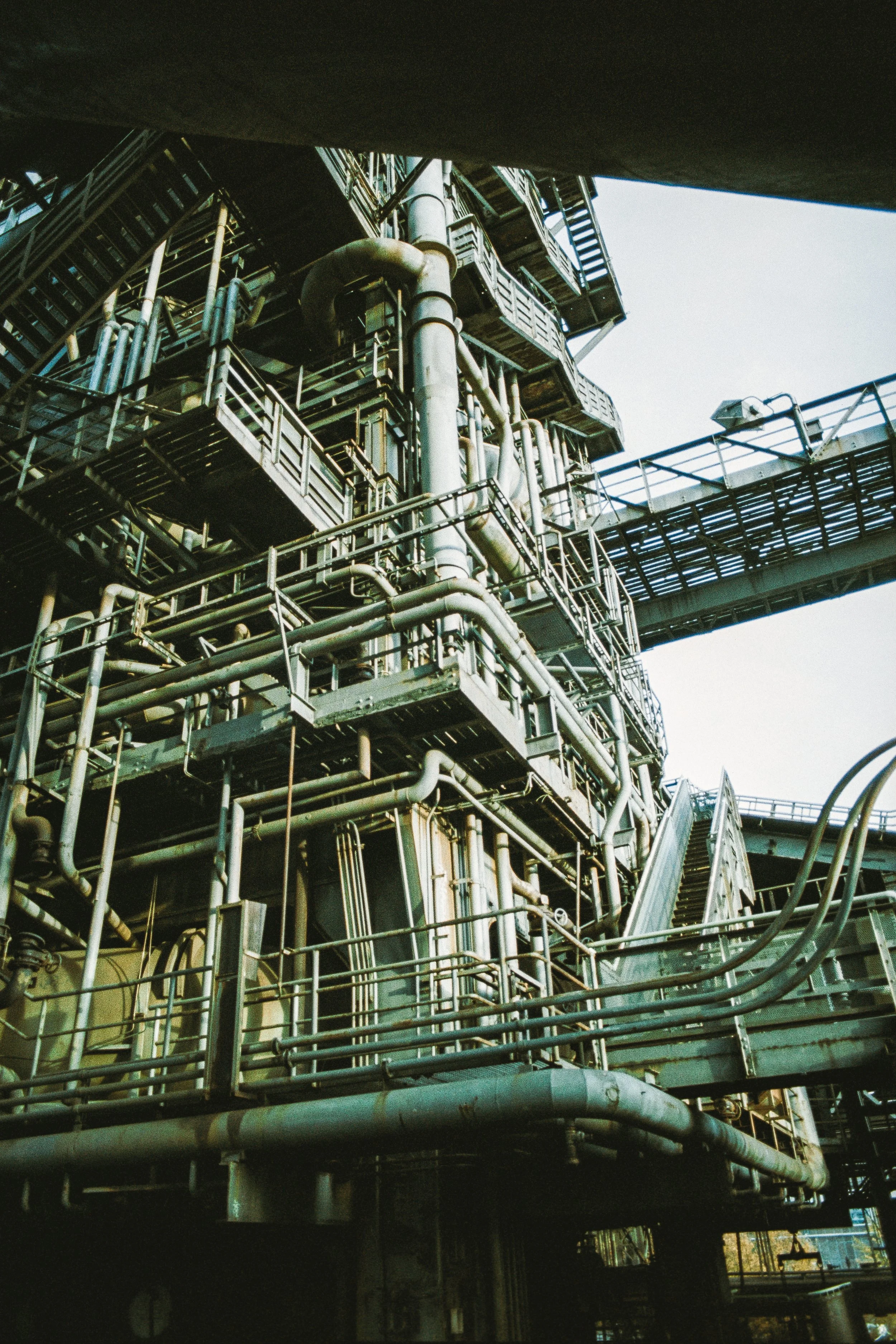 Industrieanlage mit vielen Rohren, Leitungen und Treppen aus Metall