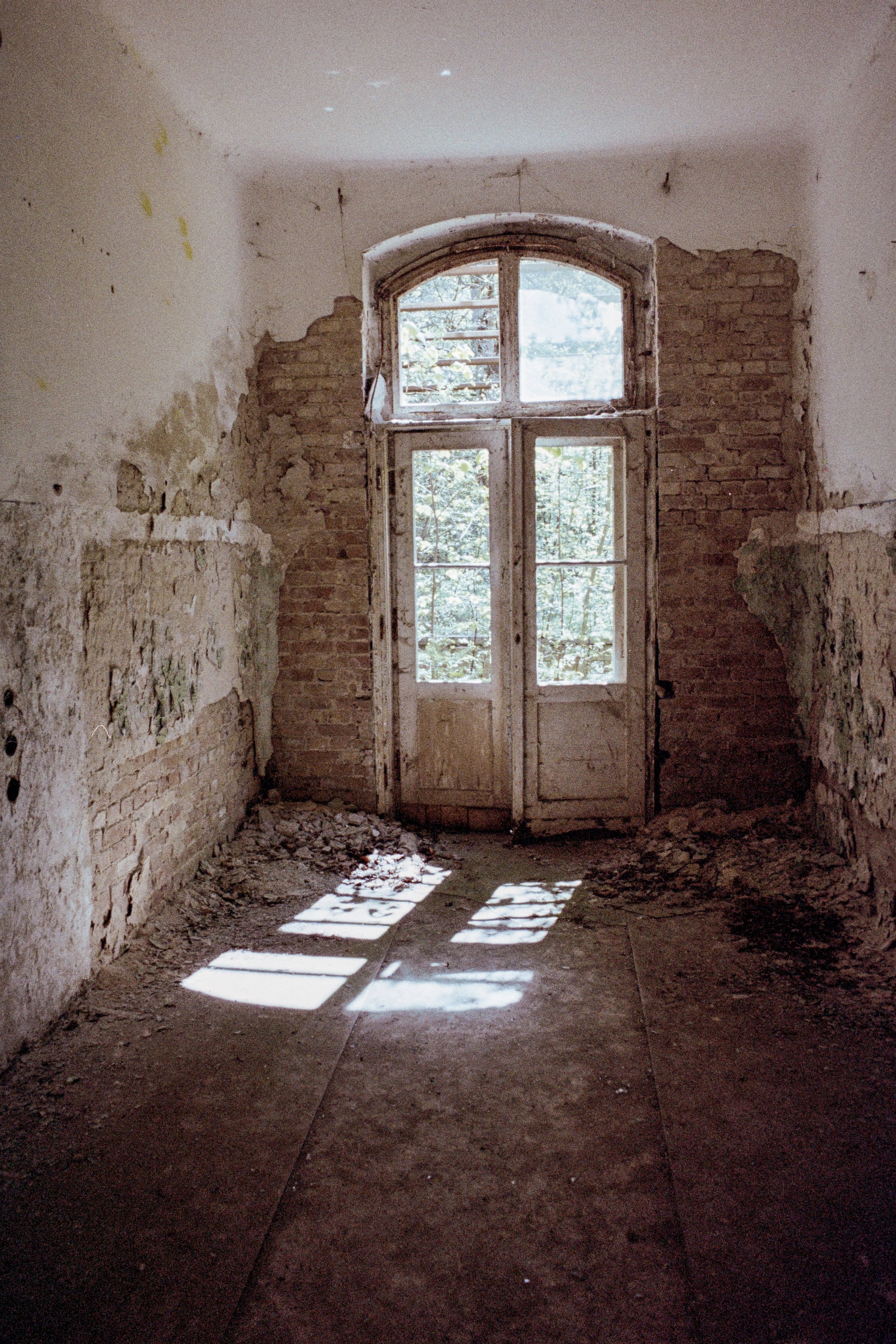 Alter, verlassener Raum mit alten Fenstern und Sonnenlicht, das durch die Fenster in den Raum fällt