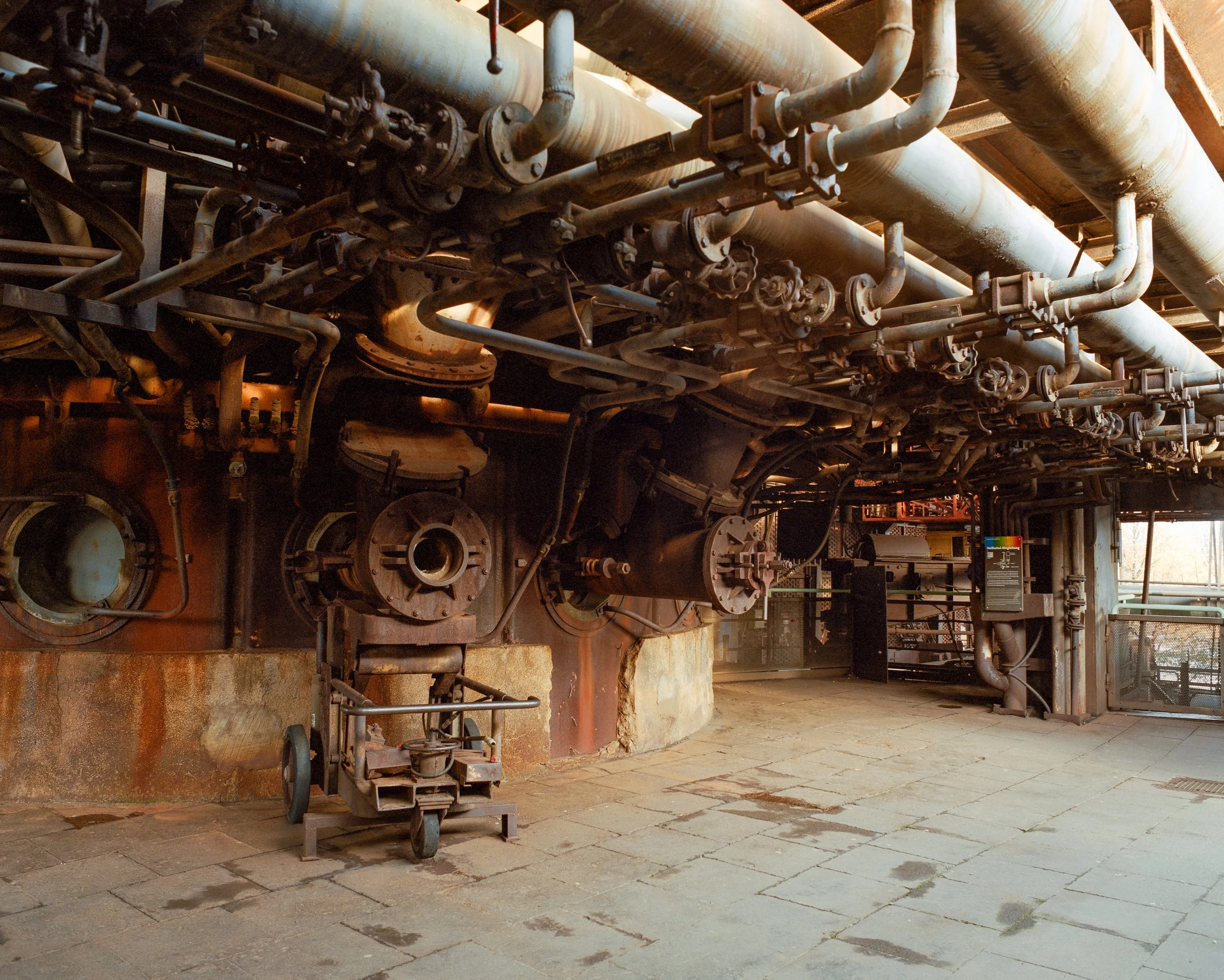 Alter Industrierohrleitungen und Maschinen in einem Fabrikgebäude