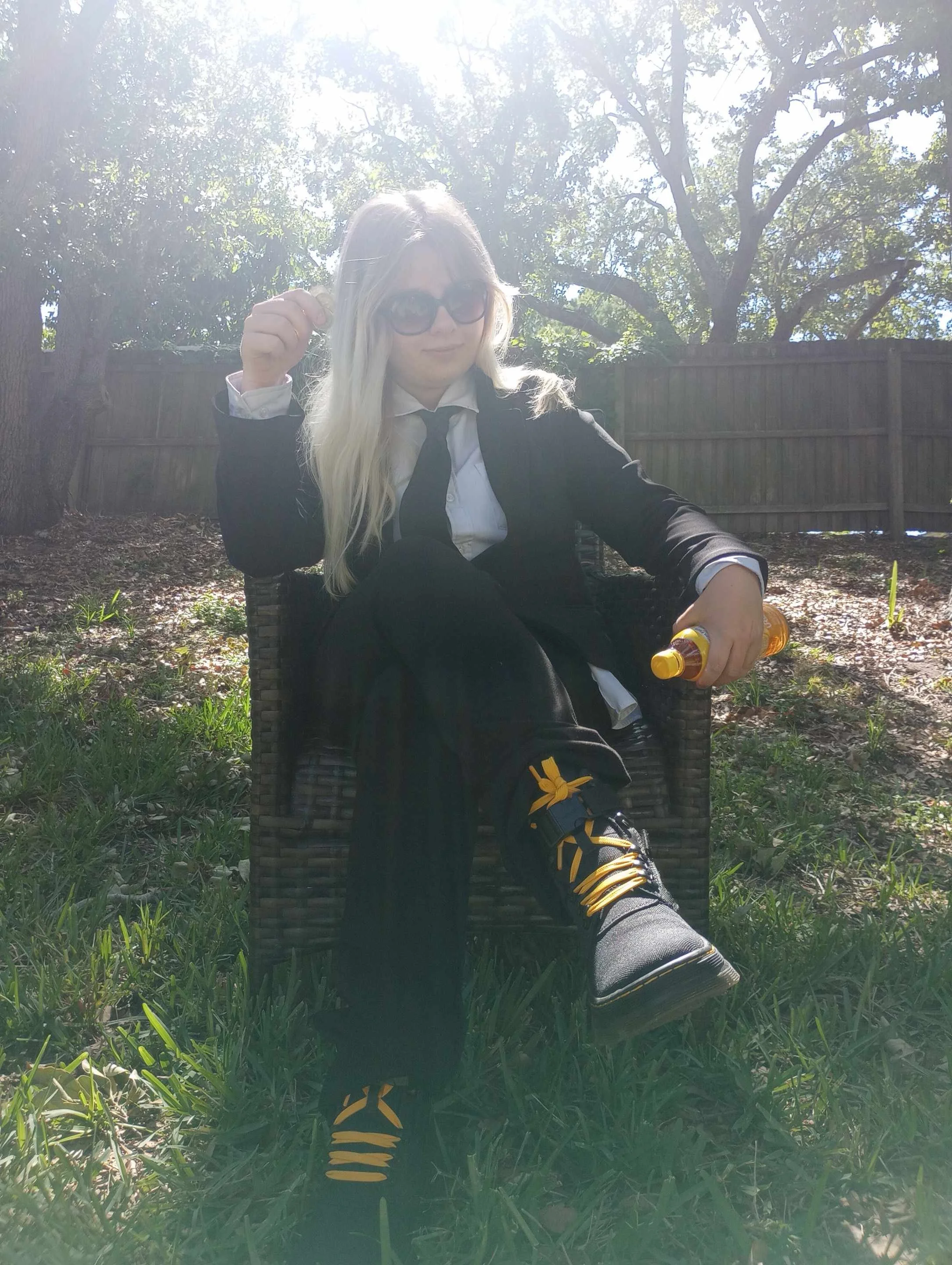 Elli, Ellyin posing for the pic with her favorite lemon tea and coins, sunny day