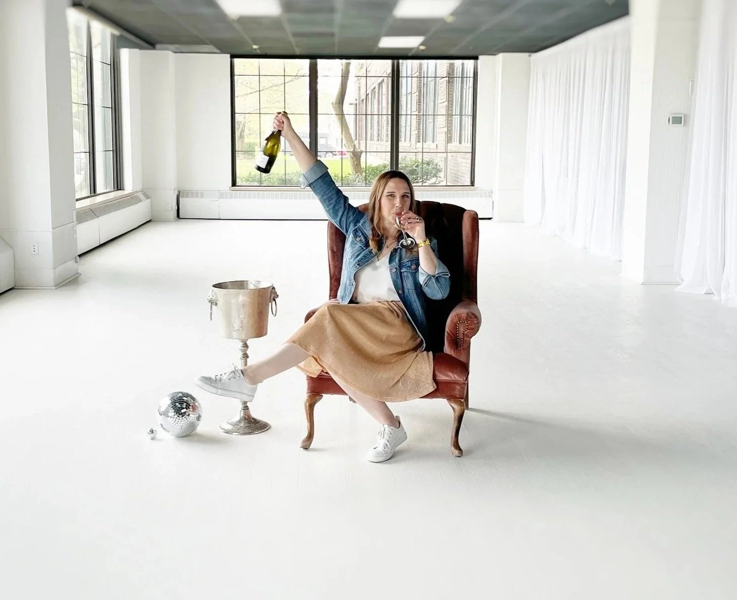 BiOGRAPHIE - Maureen in chair w champ.jpg
