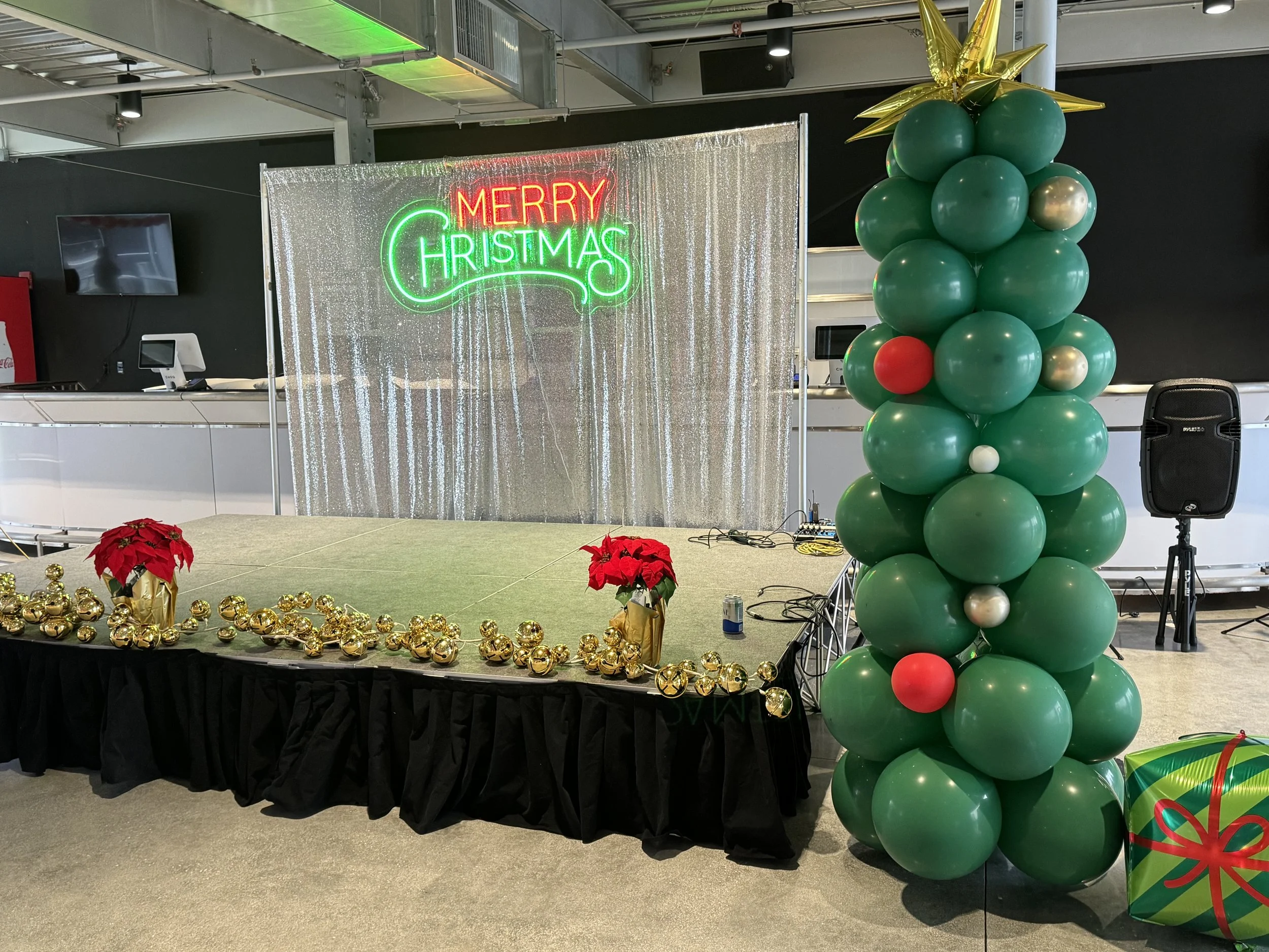 My-Fab-Events_Holiday_Christmas_Balloons_Decor_Backdrop_4.jpeg