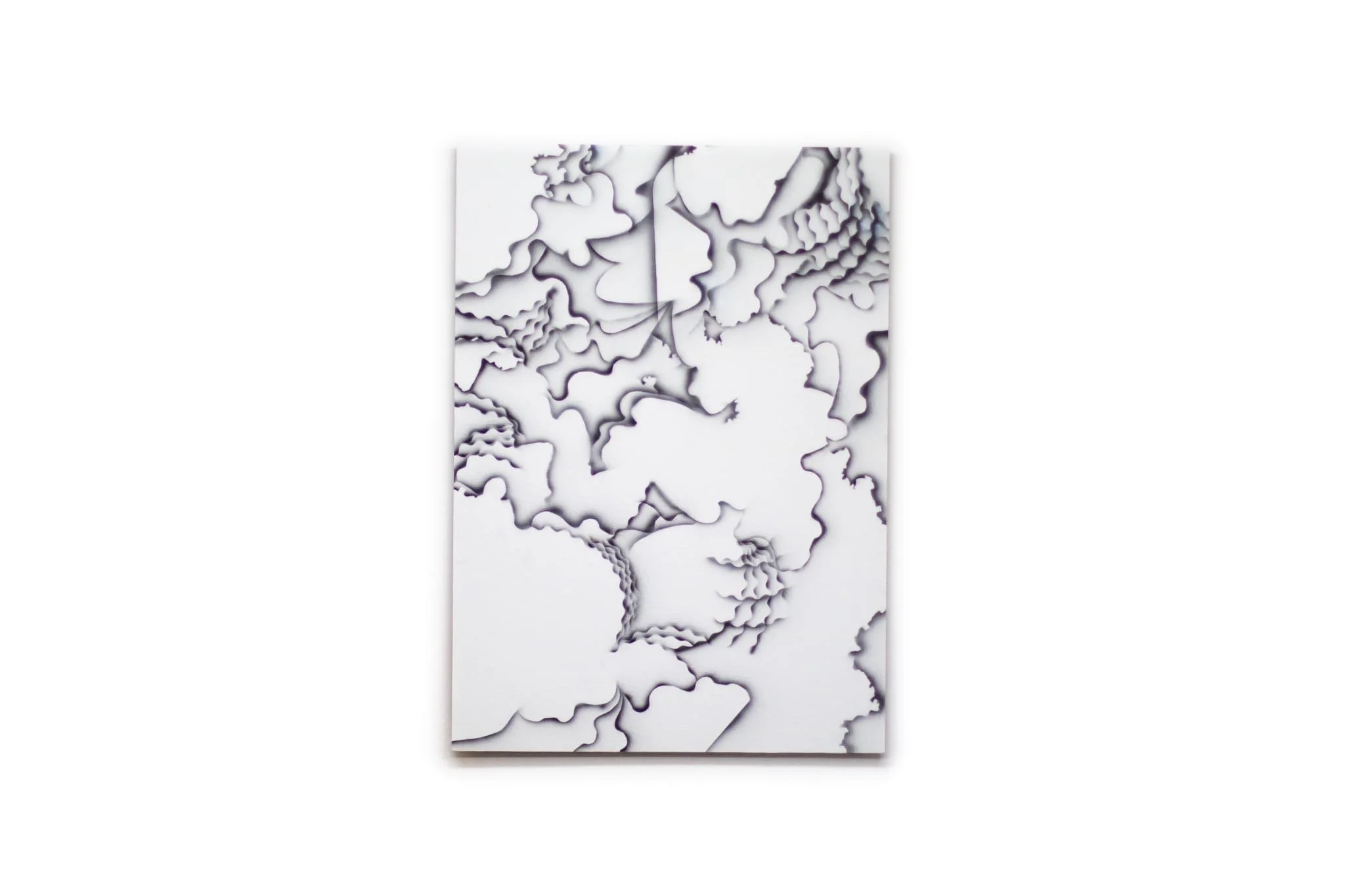 Abstraktes Kunstwerk aus weißem Material mit schwarzen, organisch wirkenden Linien und Vertiefungen.