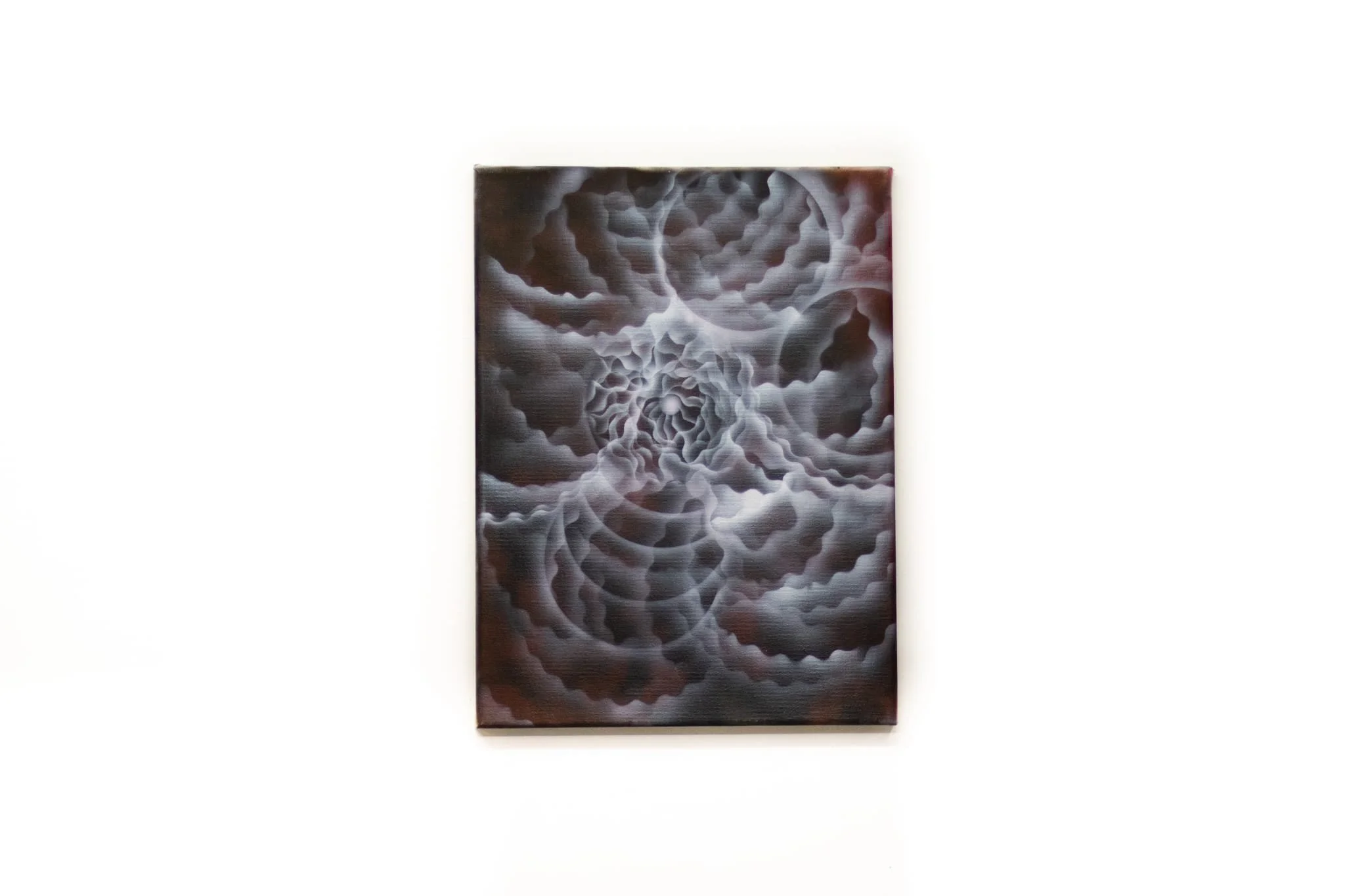 Abstraktes Kunstwerk mit spiralförmigen, wolkenähnlichen Mustern in Grautönen auf einem rechteckigen Canvas.