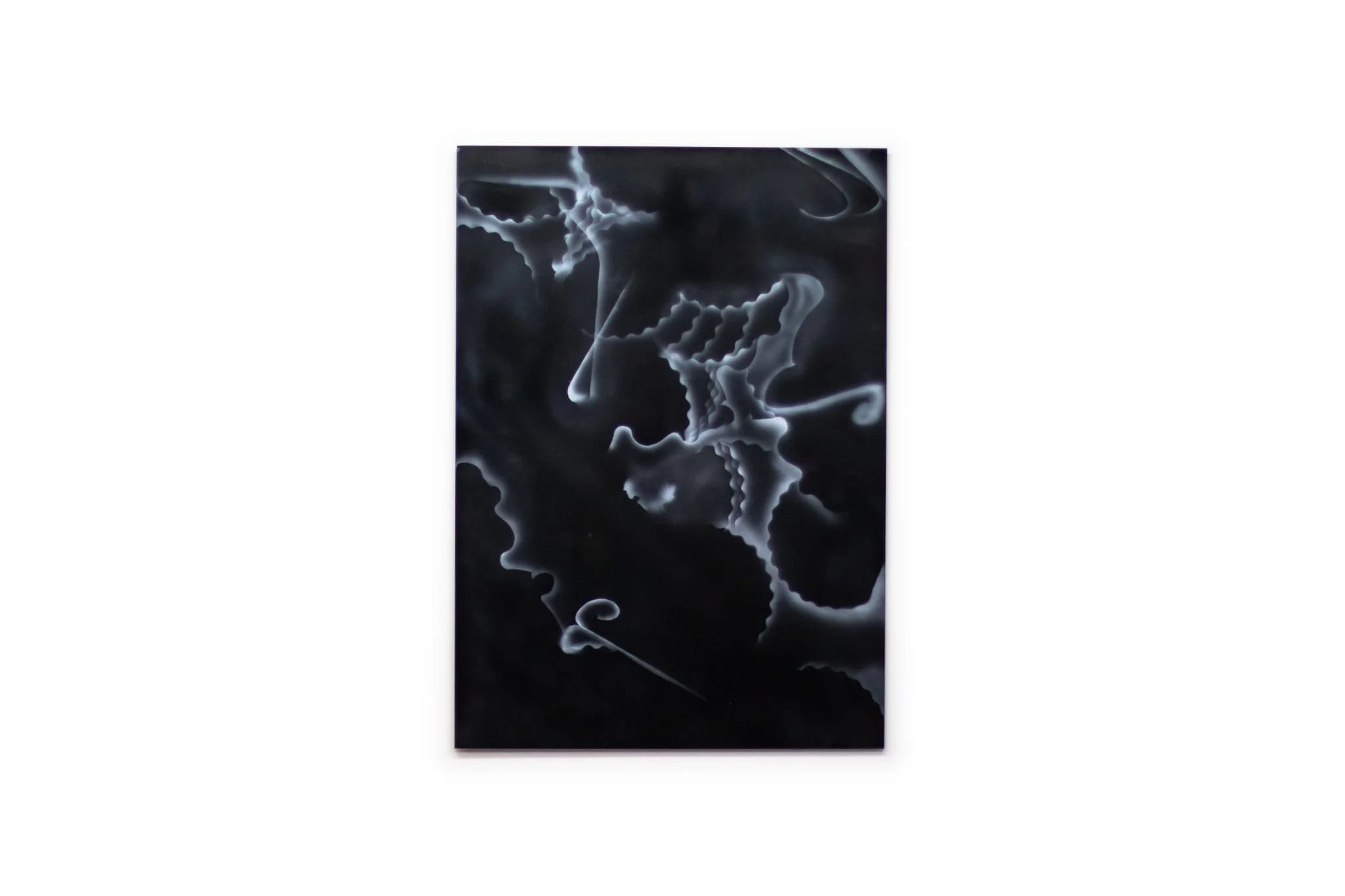 Abstraktes schwarzes Bild mit weißen, gewellten, nebelartigen Linien