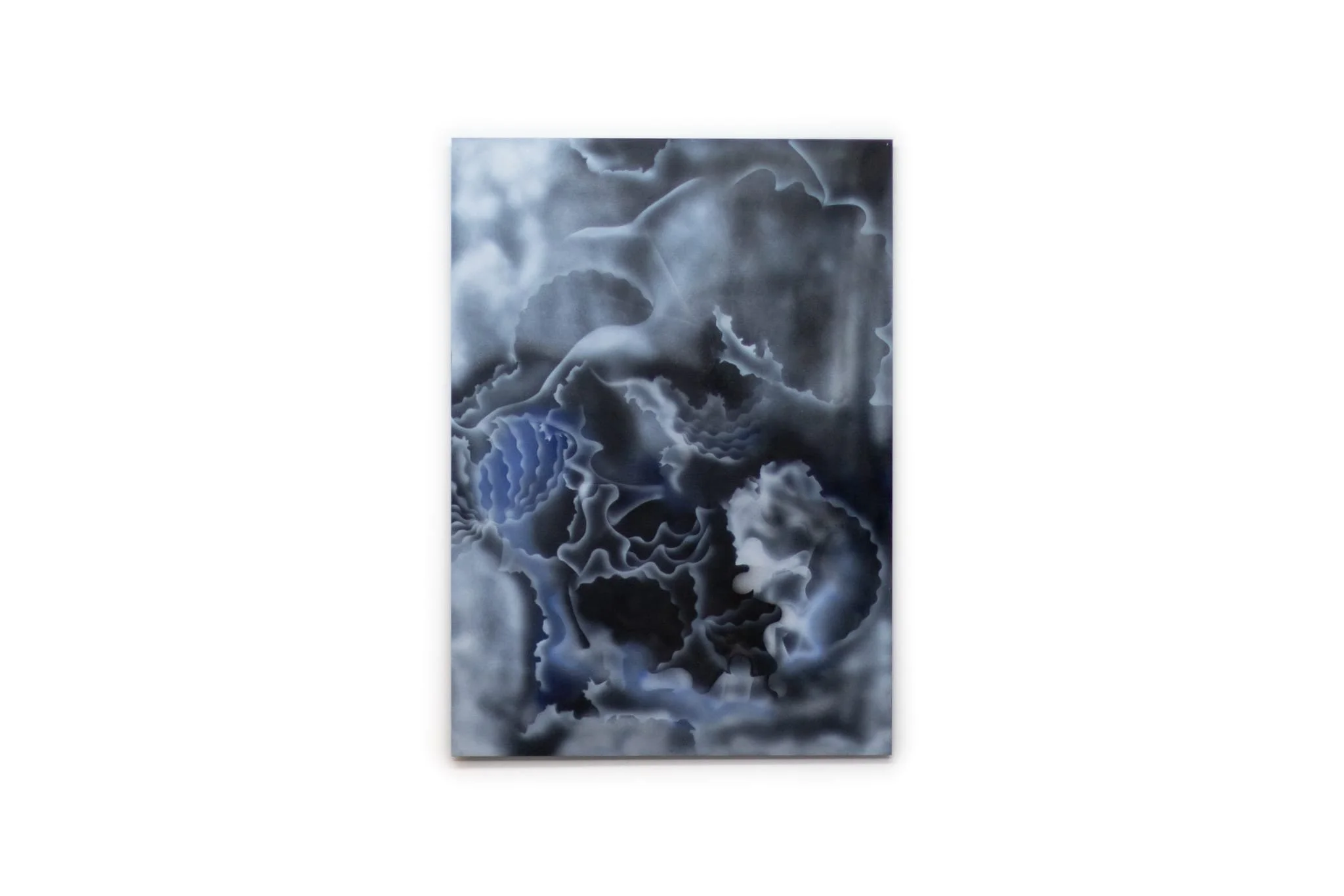 Abstrakte Kunst mit wolkenähnlichen Formen in Schwarz, Grau und Blau, die an Wellen oder Rauch erinnern.