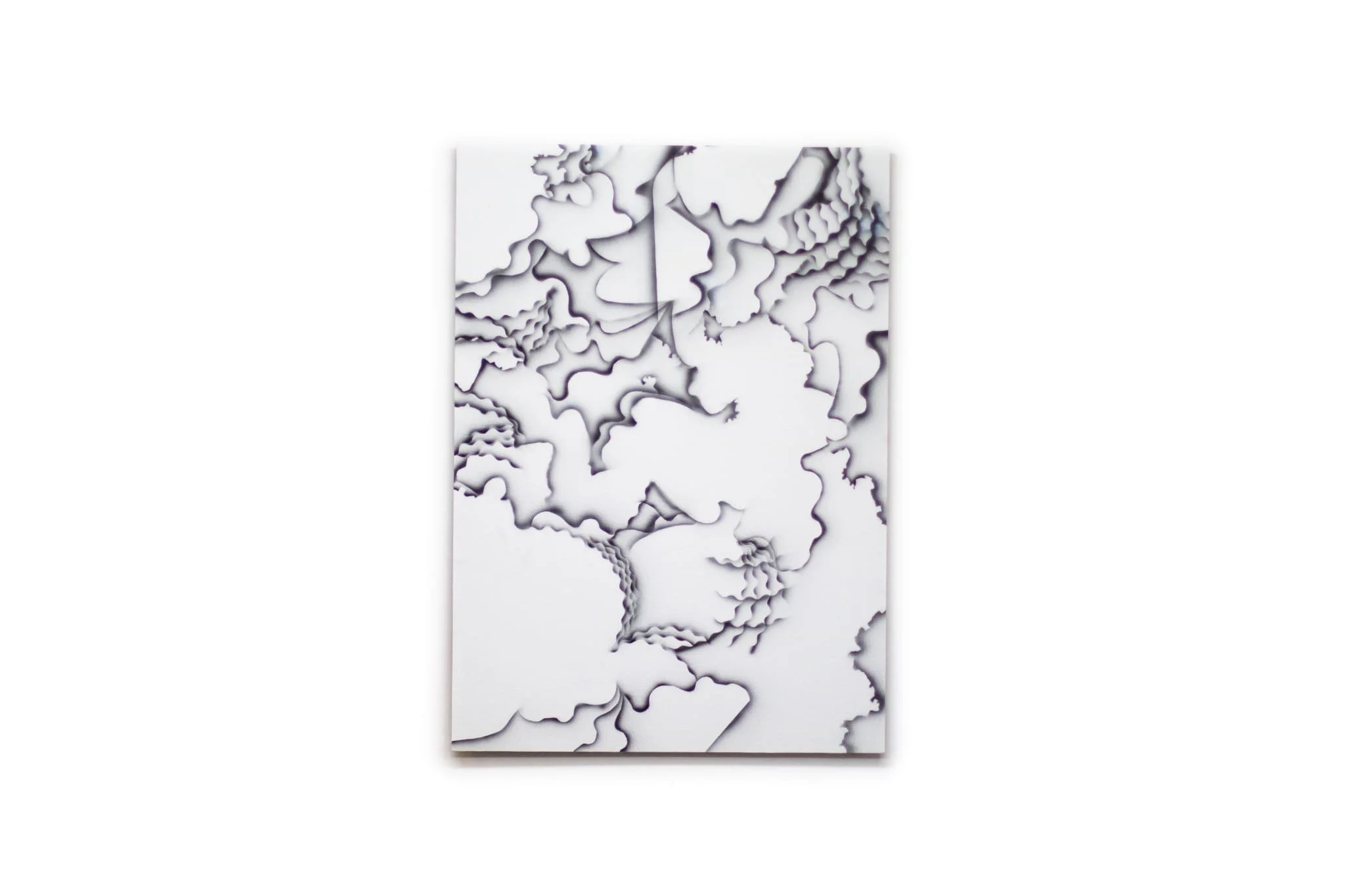 Weiße Wand mit schwarzem, abstraktem, pittoreskem Linienmuster, das wie eine künstlerische, strukturierte Skulptur wirkt.