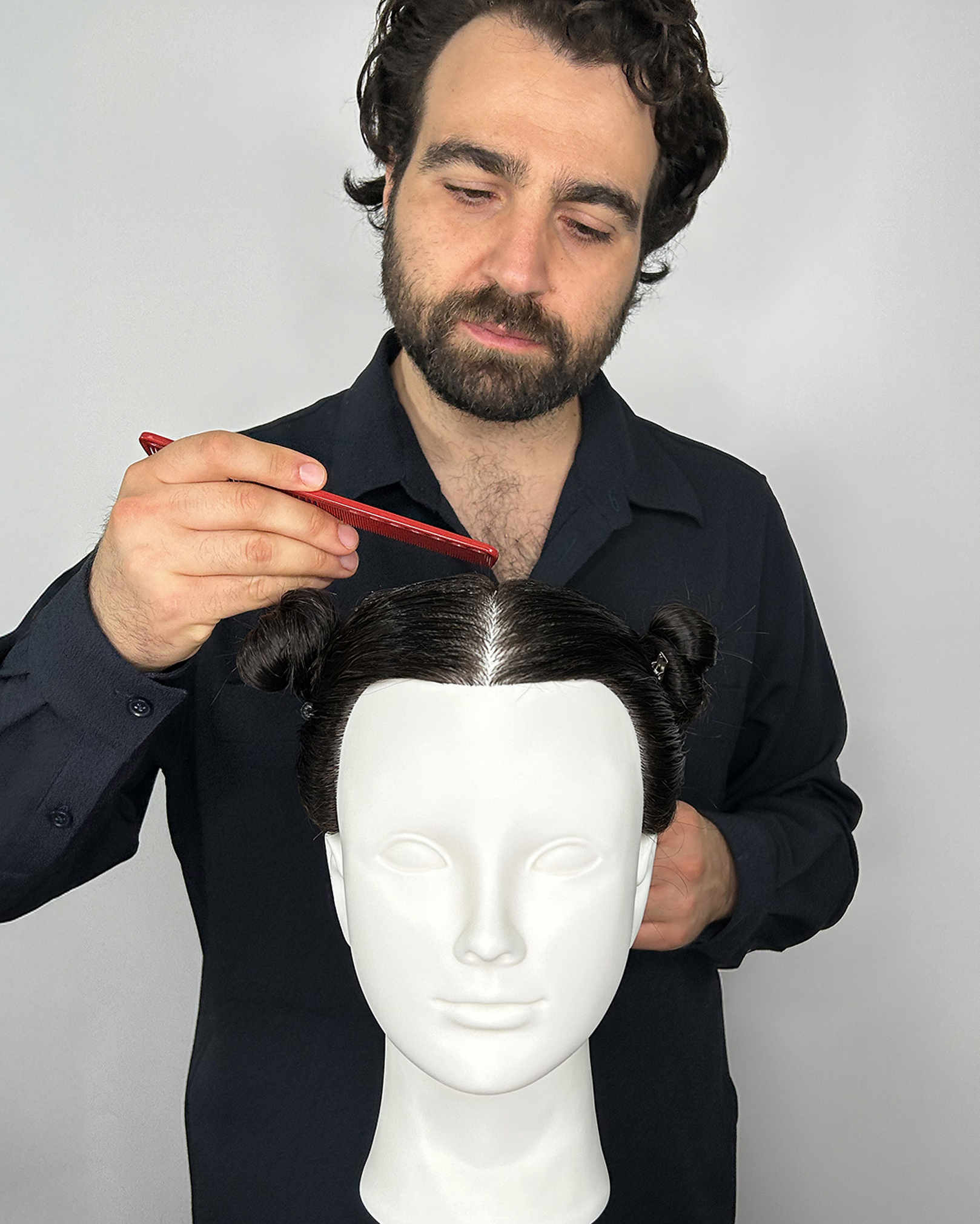 Erklärung von Haarschneide-Technik und Linienführung am Friseurpupen kopf