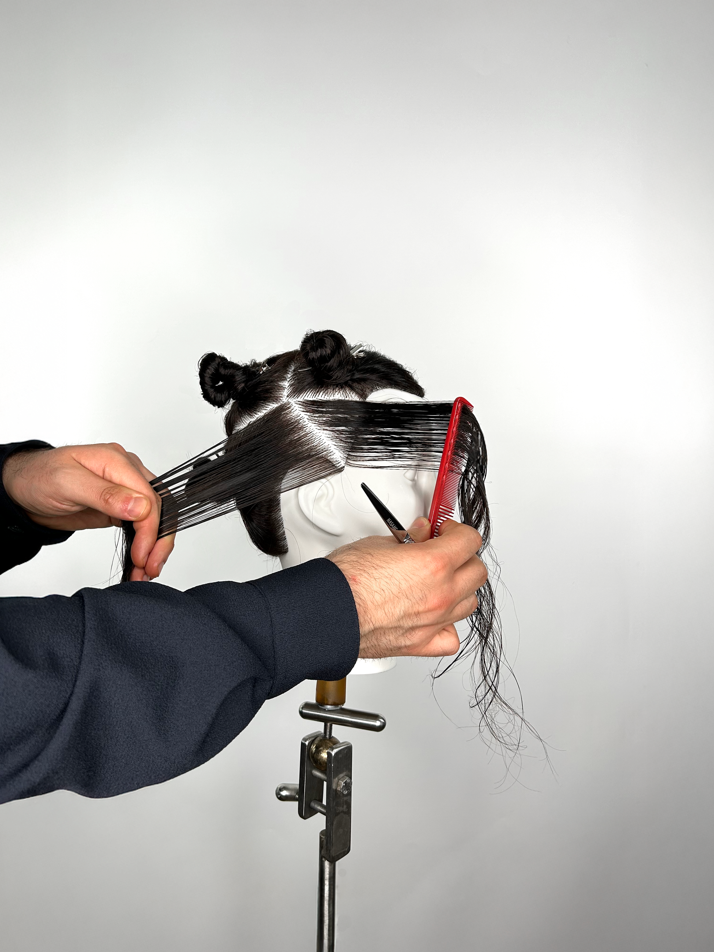 Praxisnahe Haarschneide-Ausbildung am Übungskopf für Friseurauszubildende