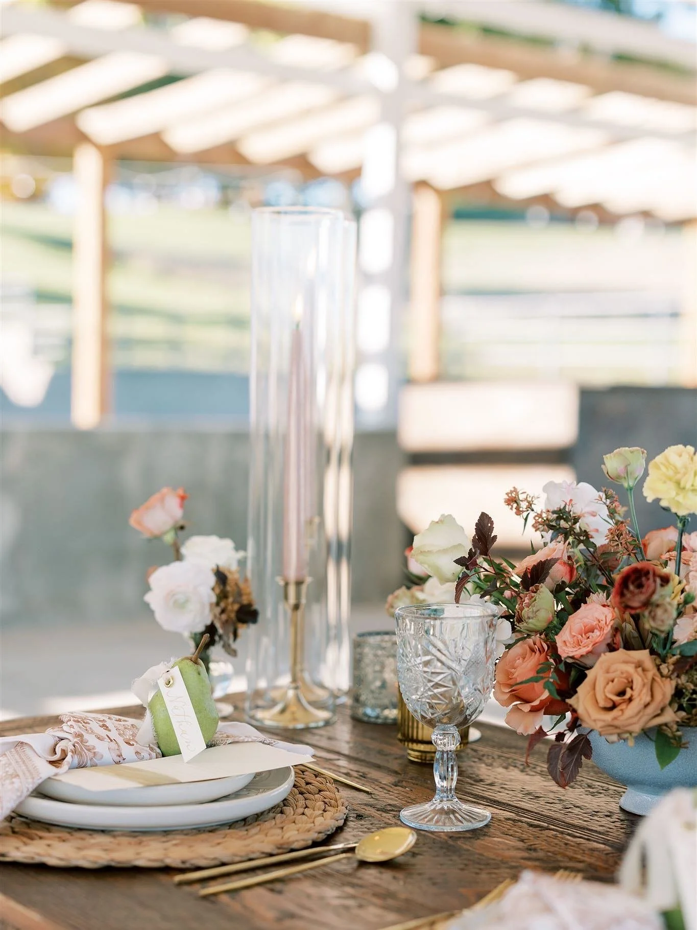 The air is turning crisp&hellip; which means fall is around the corner and light neutrals and warm autumn tones are in🤍🍂 

Save this post or send to a friend/partner to add it to your wedding inspo board. 

#biggaywedding #biggayweddingexpo #bgwe