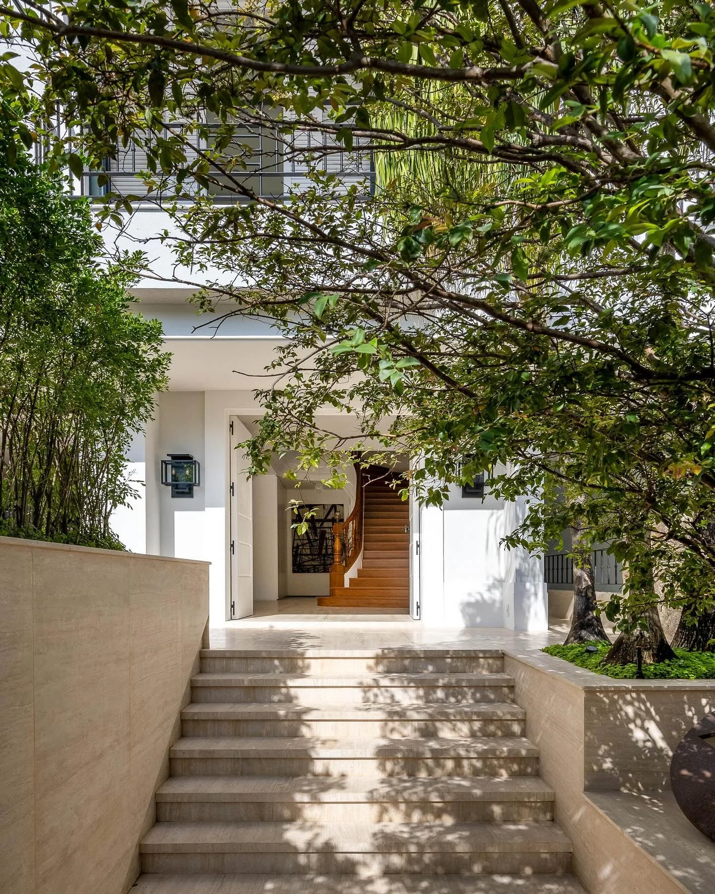 Casa com hist&oacute;ria e astral contempor&acirc;neo.
Projeto @migsarquitetura 
Luz @studioiluz 

#arquitetura #arqdecor #arquiteturacomtempor&acirc;nea #paisagismoedecora&ccedil;&atilde;o #garden