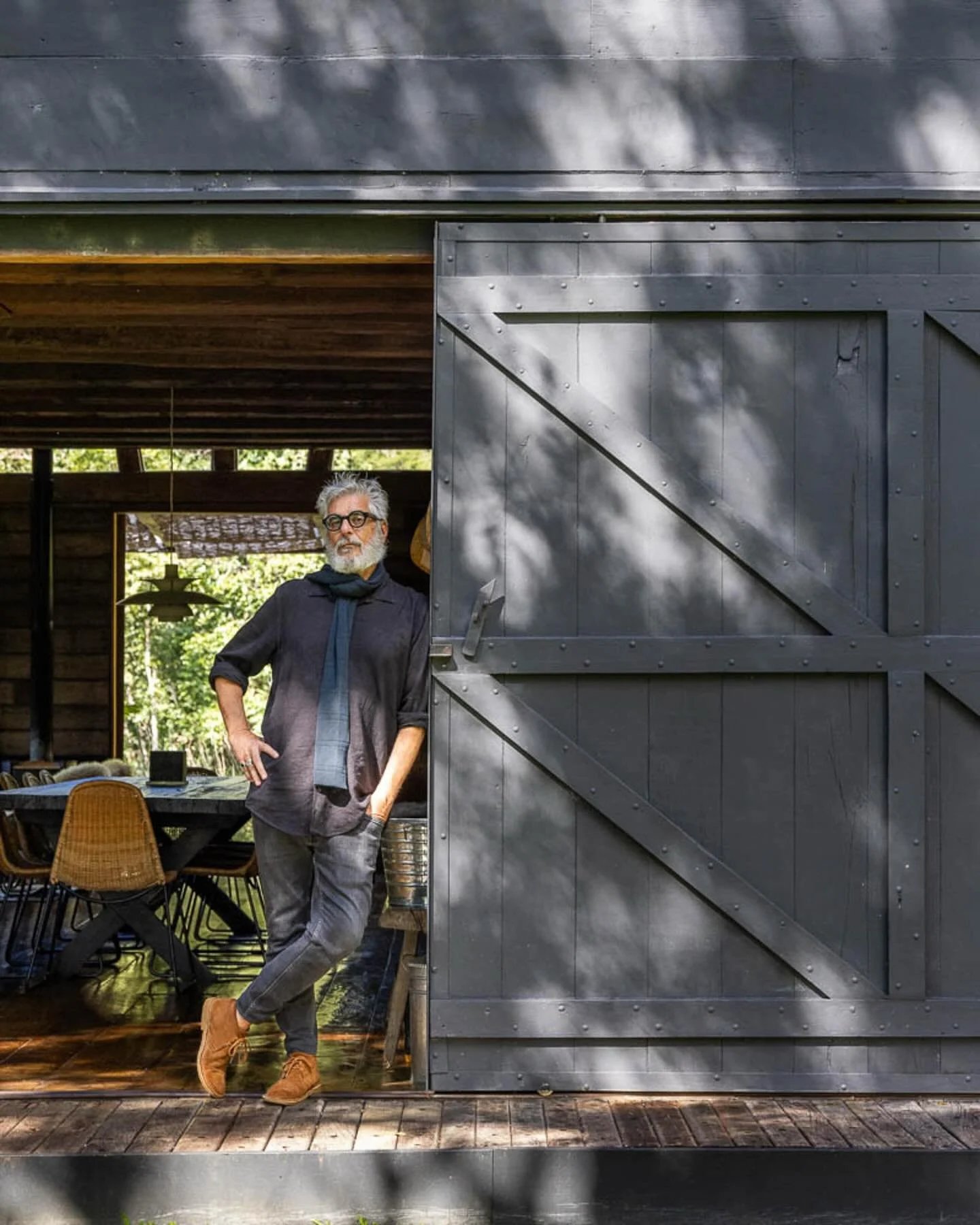 A casa Galp&atilde;o de Jo&atilde;o Carrascosa e Gabi Figueiredo foi toda constru&iacute;da com madeira reaproveitada vinda do Sul do Brasil e est&aacute; publicada no @ideafix.mag com textos da @raitzik 

@joaocarrascosa 
#carrascosa #modernarchitec