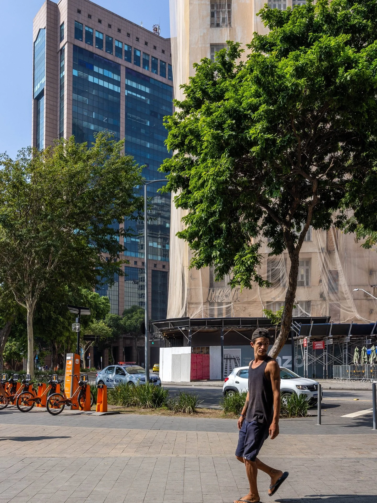 Presen&ccedil;as ignoradas 
A banaliza&ccedil;&atilde;o silenciosa da exclus&atilde;o.

#Popula&ccedil;&atilde;oDeRua #Invis&iacute;veis #RealidadeUrbana #OlharSocial #CentroDoRio #FotografiaUrbana #Desigualdade #VidasNasRuas