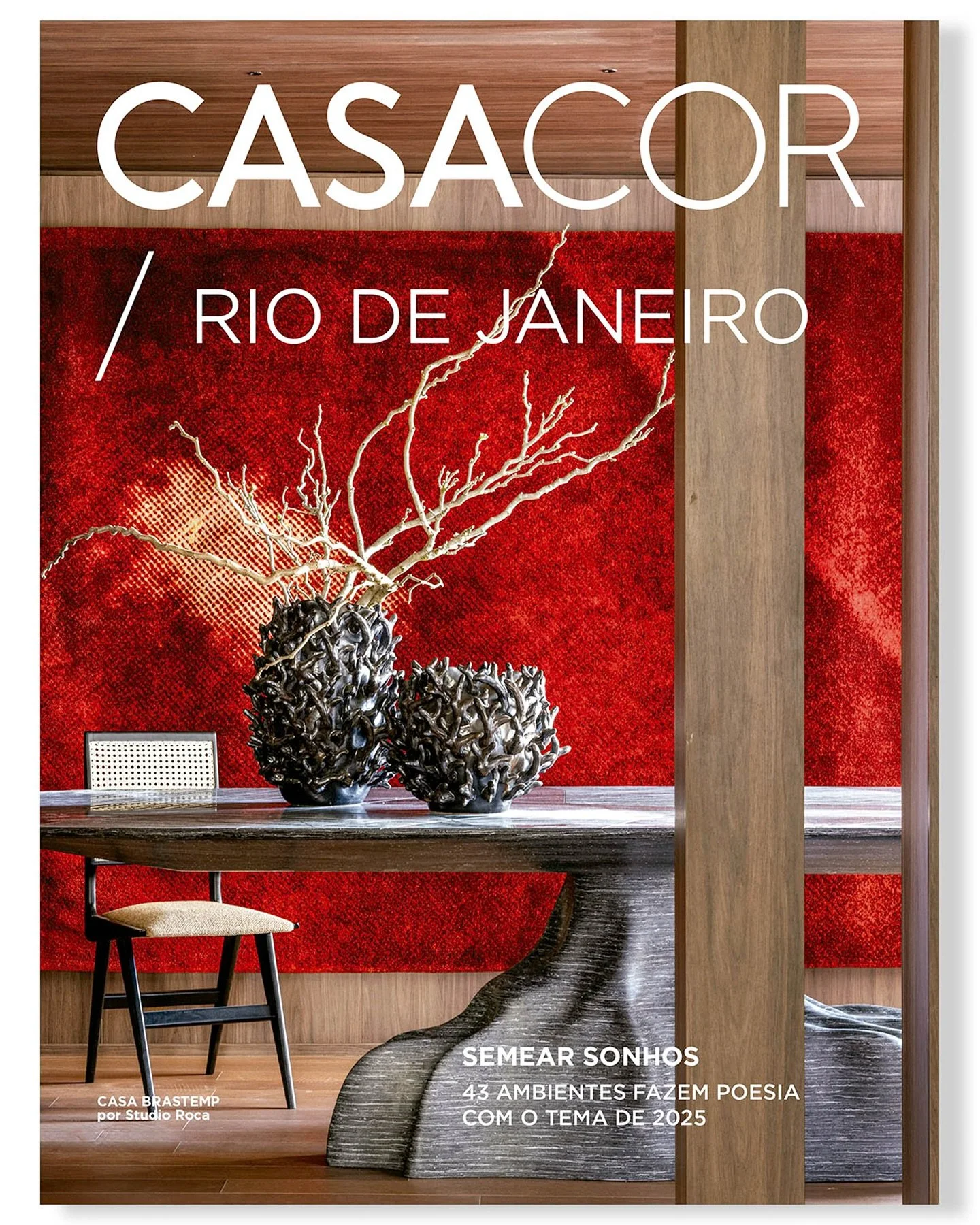 Casa Brastemp @brastemp do @studioroca @carloscarvalhoarq @caio_carvalhoarq um espa&ccedil;o contempor&acirc;neo e colorido, escolhido com uma das 4 capas que representaram o anu&aacute;rio do @casacorrio_oficial 2025. Destaque pra essa mesa incr&iac