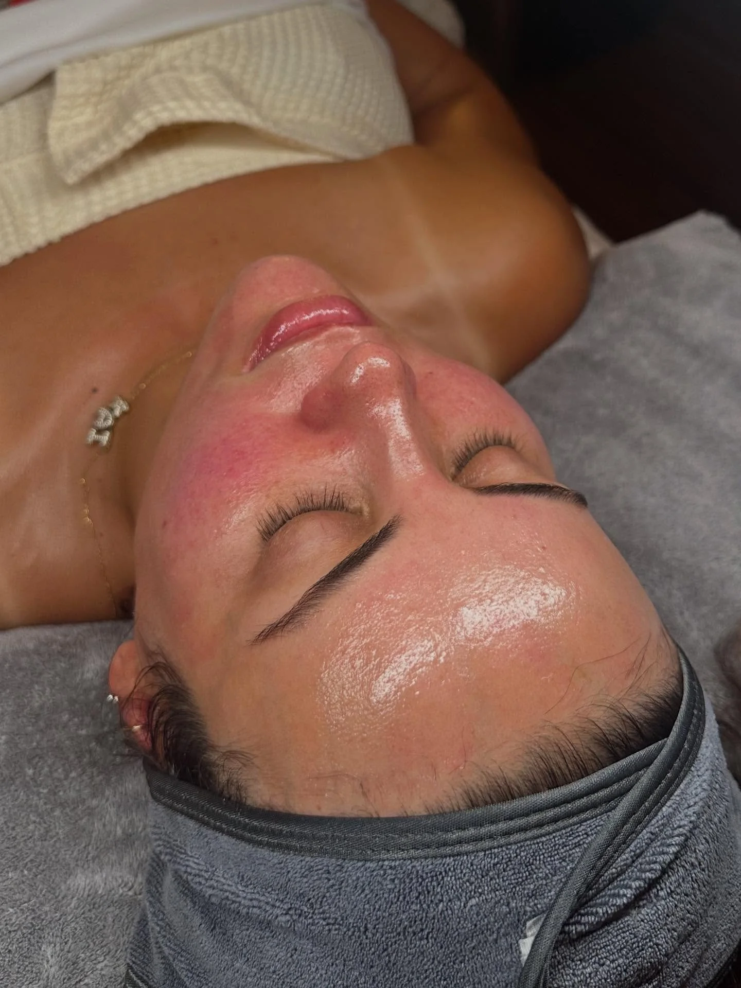 Post Hydrafacial bliss ☁️🪩🌟

-
-
-
-
-
#clearwateresthetician #hydrafacial #glassskin #dermaplane #facials #clearwaterfacials #clearwaterhydrafacials #hydrafacialglow #glowingskinclearwater #hydrafacialflorida