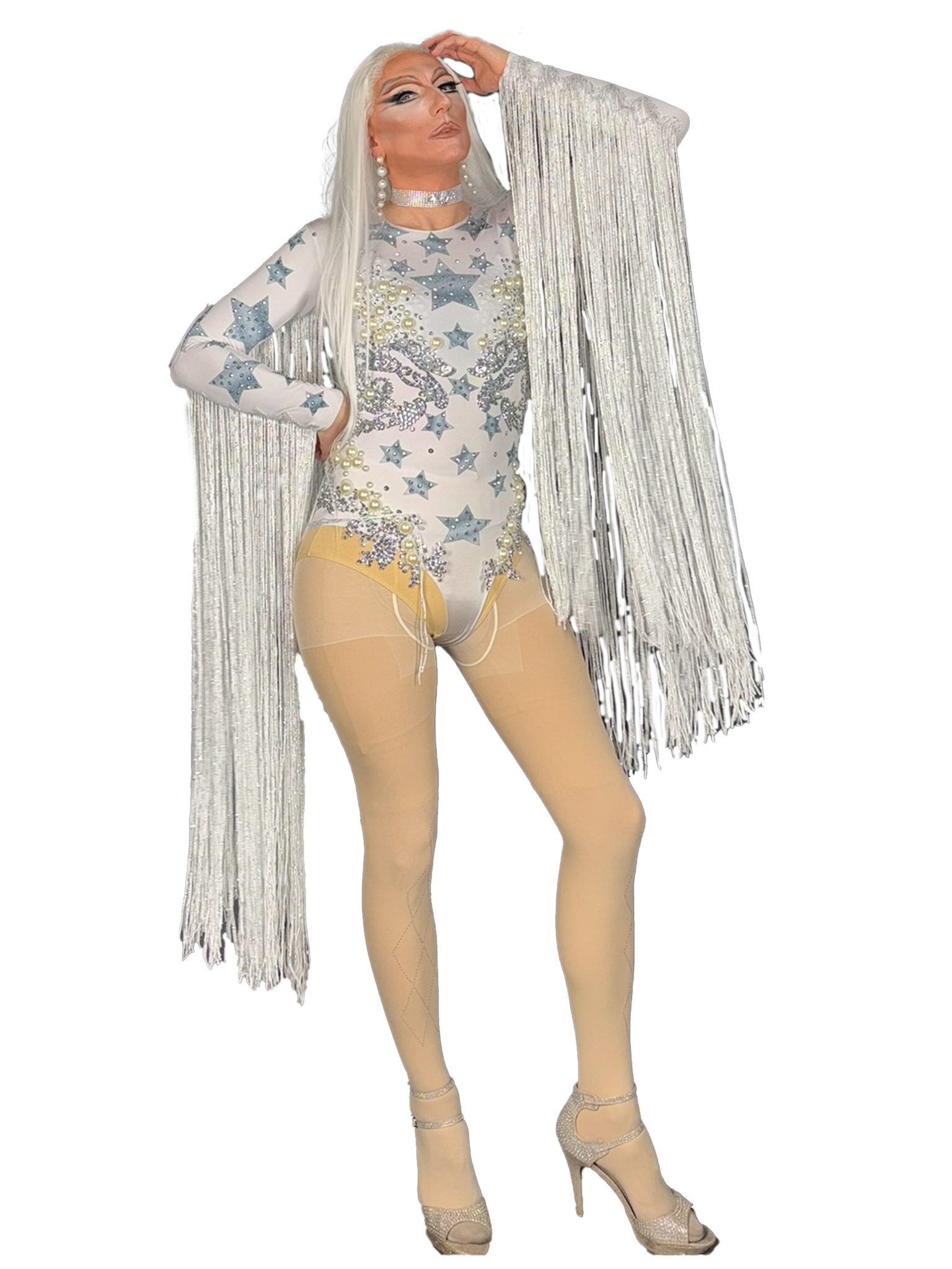 Studioaufnahme der Drag Queen Liz Queera in einem weißen Body mit Sternen-Muster und auffälligen, bodenlangen Silberfransen an den Ärmeln.