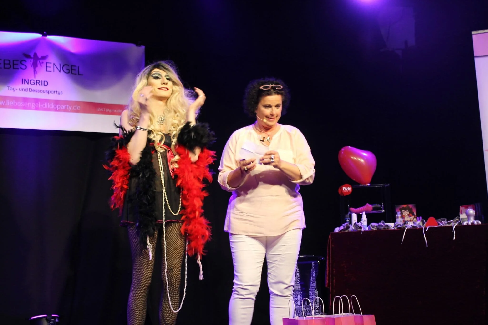 Liz Queera auf einem Booking zum werben für Dessous Unterwäsche