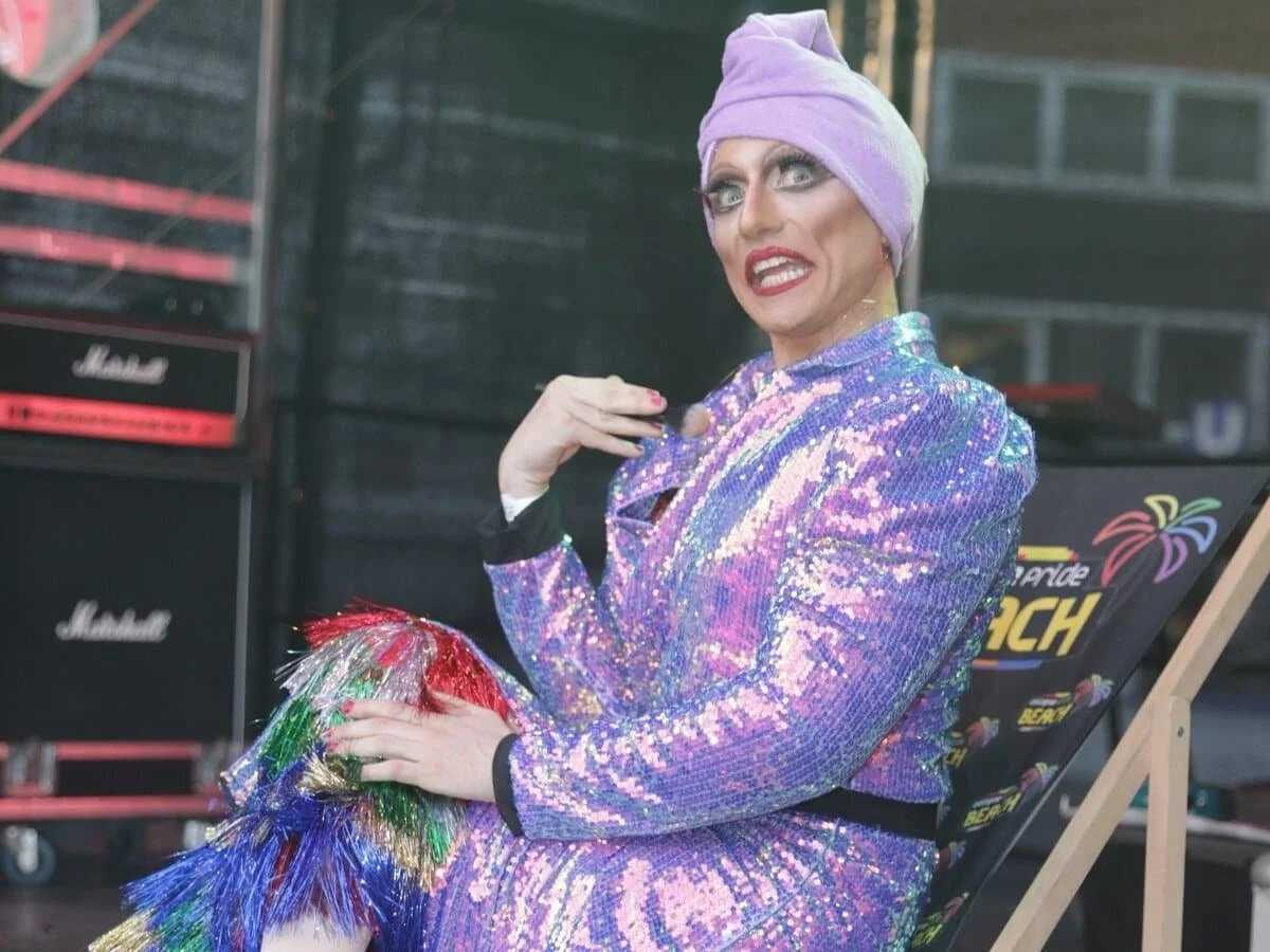 Liz Queera performt auf der CSD Bühne am Kölner Heumarkt vor der Menschenmasse