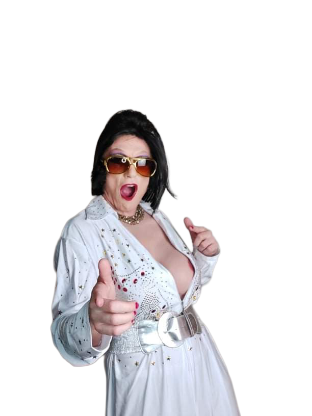 Liz Queera bei einer Performance als Elvis Presley, in einem weißen Show-Jumpsuit und goldener Sonnenbrille.