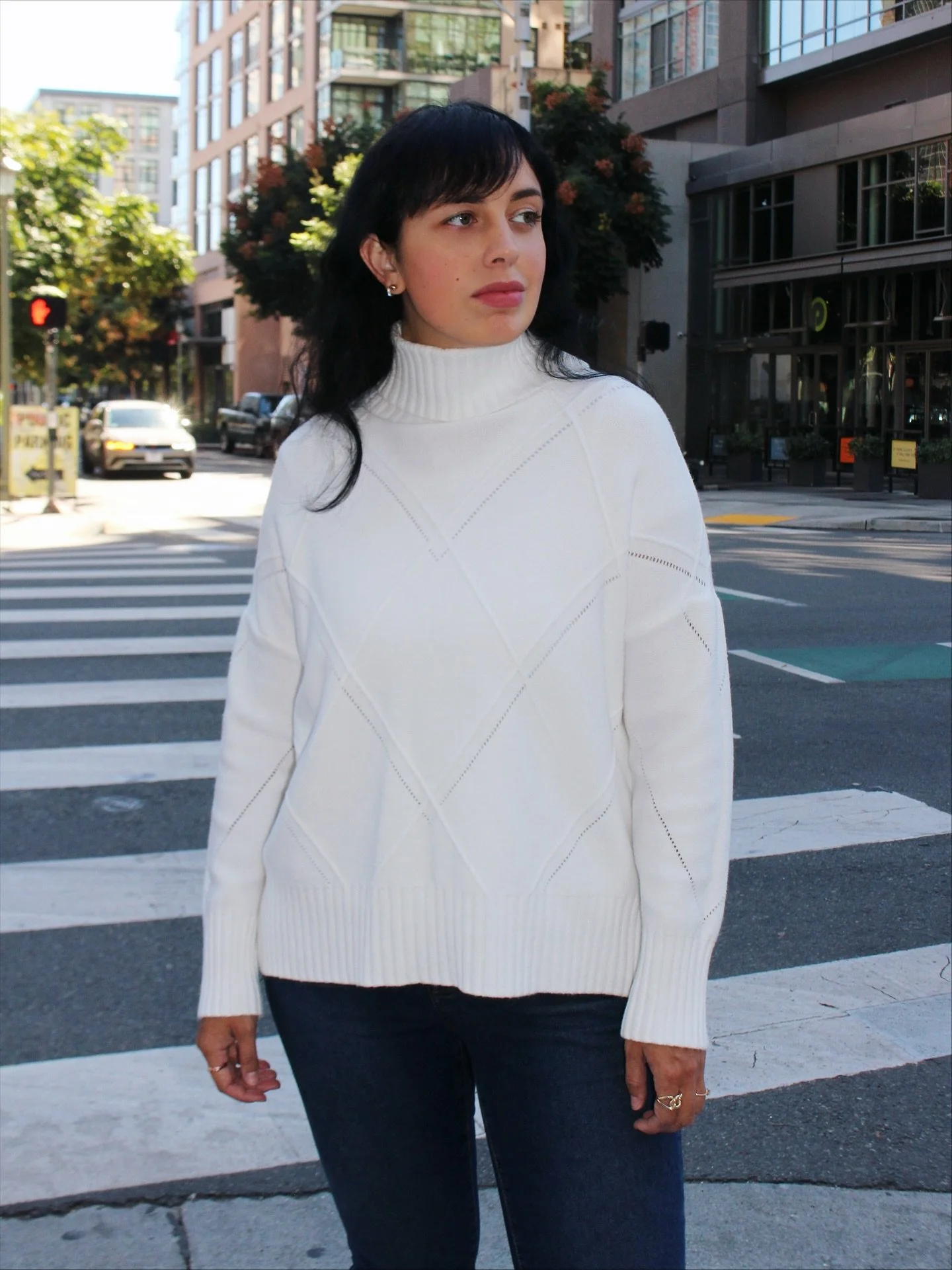 Just a girl and her favorite sweater 🤍

#fallootd #ootd #fallstyle #holidayoutfit