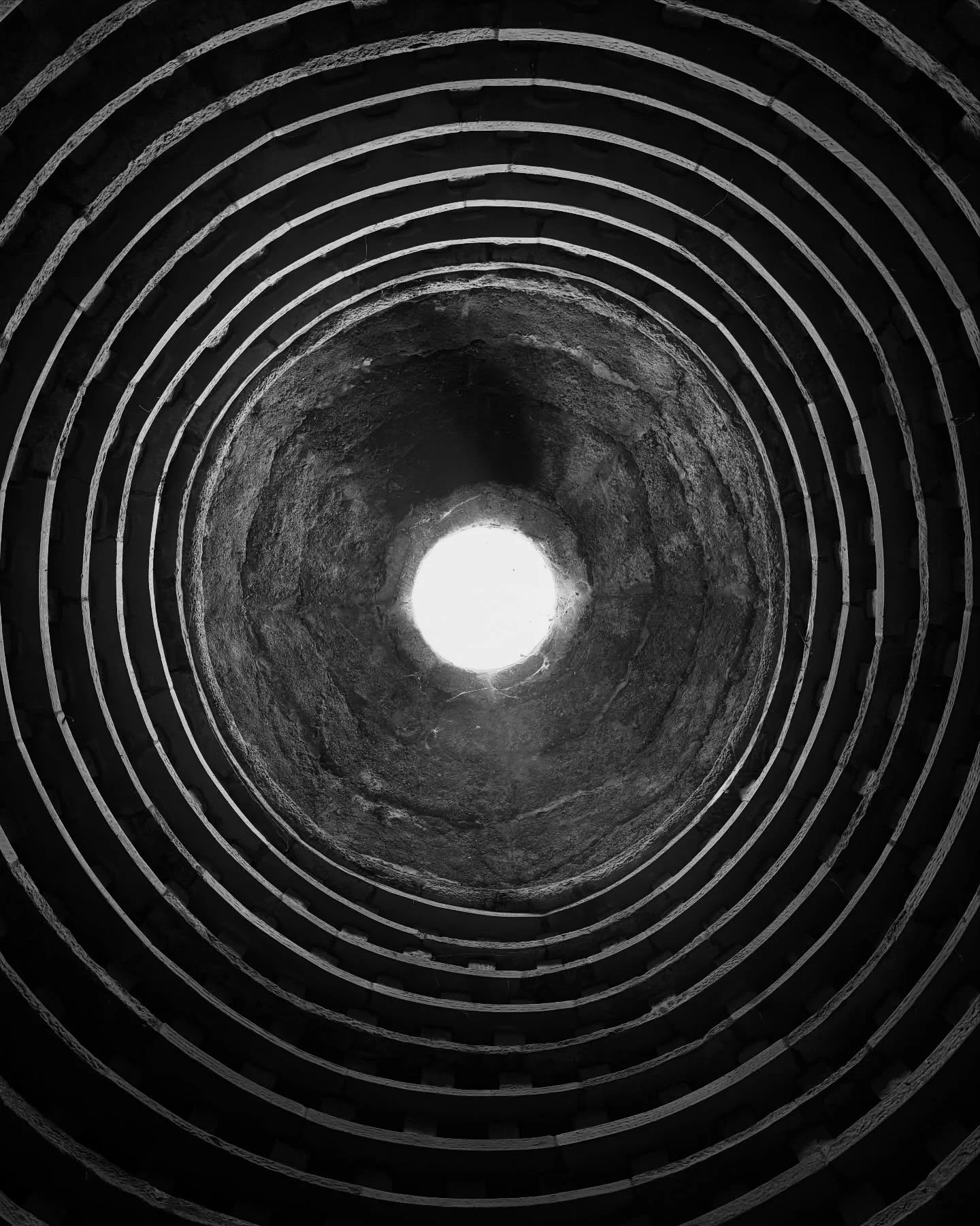 DON&rsquo;T LOOK UP 🌀

Day out in North Berwick 

@drift_northberwick 

📍 Dirleton Castle

#northbereick #dirletoncastle #photography #contentcreator #blackandwhitephotographer