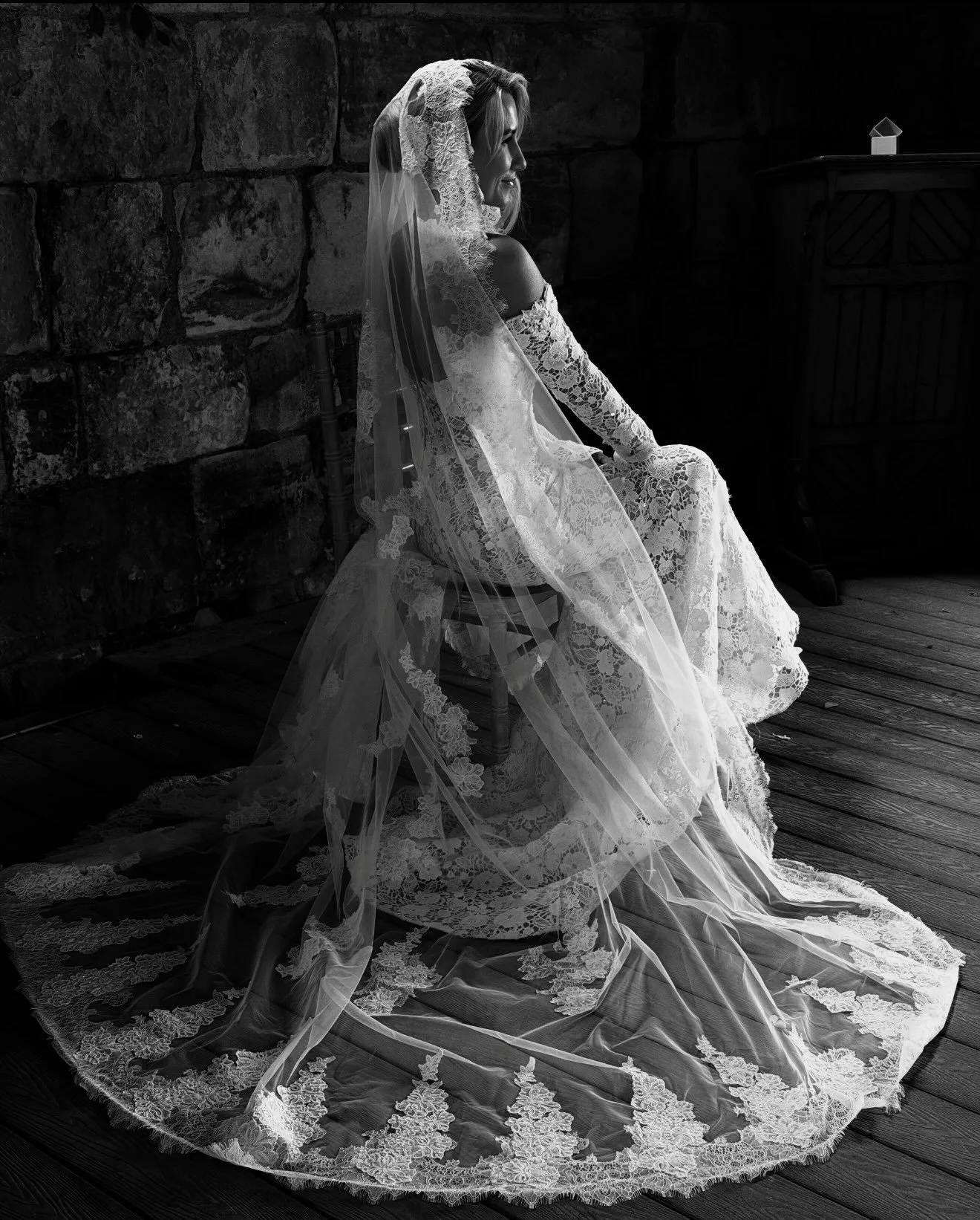 Gorgeous moments from the last couple weeks &hearts;️ 

@idocontentcreations 
@carlowrie_castle 
@dunglassestate 
@thescotsmanhotel 
@scotsmanpicturehouse 
@craigandevasanders 
@connorbarrettphotography 
@jenniferglen.photography 
@evelearmonthmakeup