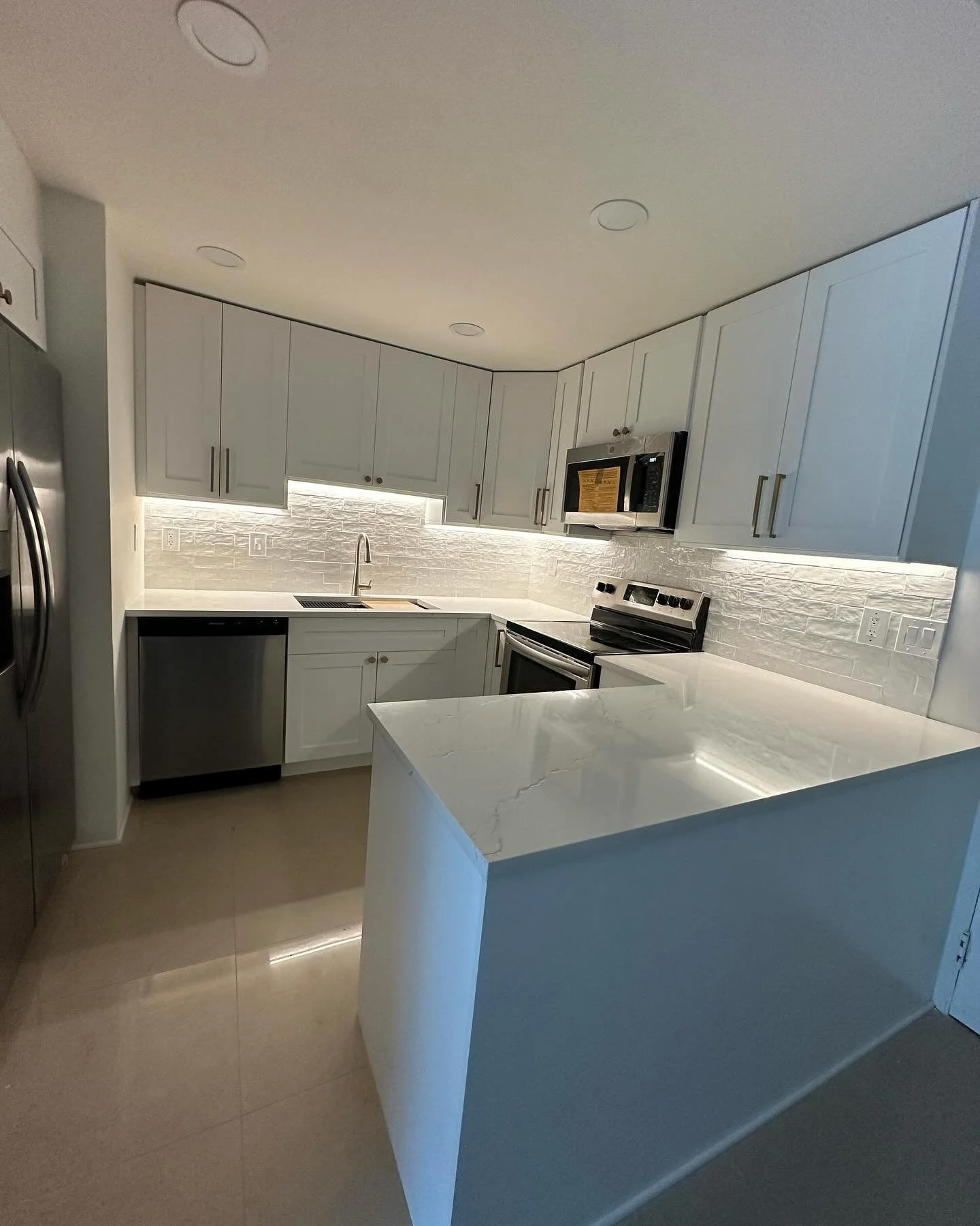 Nothing like a white kitchen with cambria countertops!!

#beforeandafter #cambria #cambriaquartz #shakercabinets #shakerkitchen #whiteonwhite #customcabinetry 

Give us a call!! Free estimates
