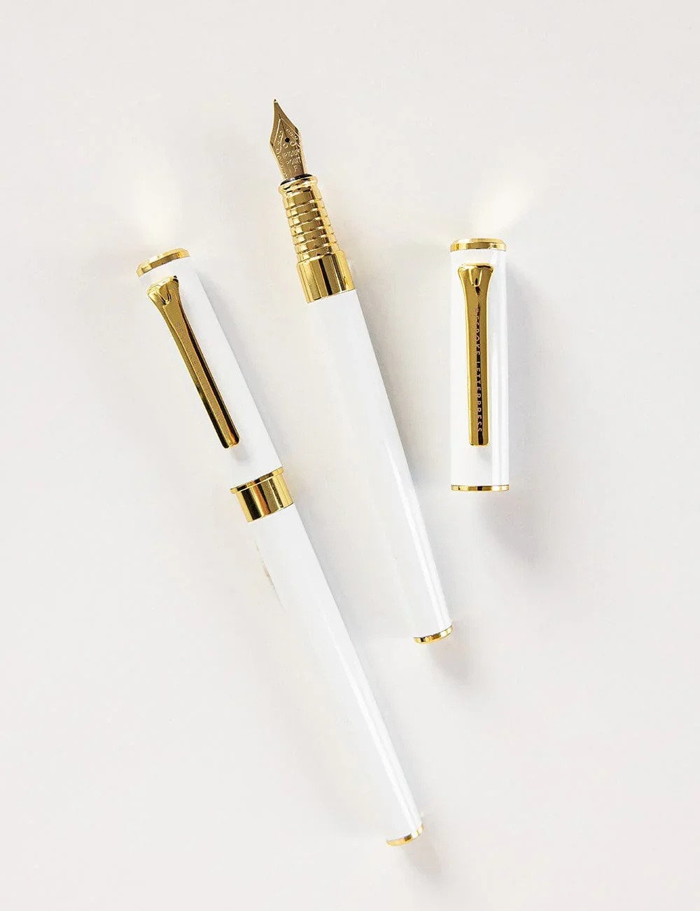 PEN25B_Boxed-White-Fountain-Pen_web6.webp