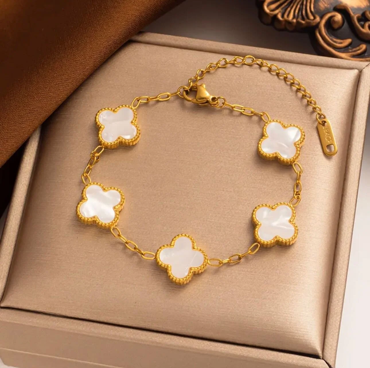 Suerte que se lleva puesta 🍀 Esta pulsera de tr&eacute;bol es tu recordatorio diario de que lo bueno siempre llega 

#PulseraDeTr&eacute;bol #SuerteConEstilo #LuckyCharm #AccesoriosConSignificado #BuenaEnerg&iacute;a #DaintyJewelry #JewelryWithMeani