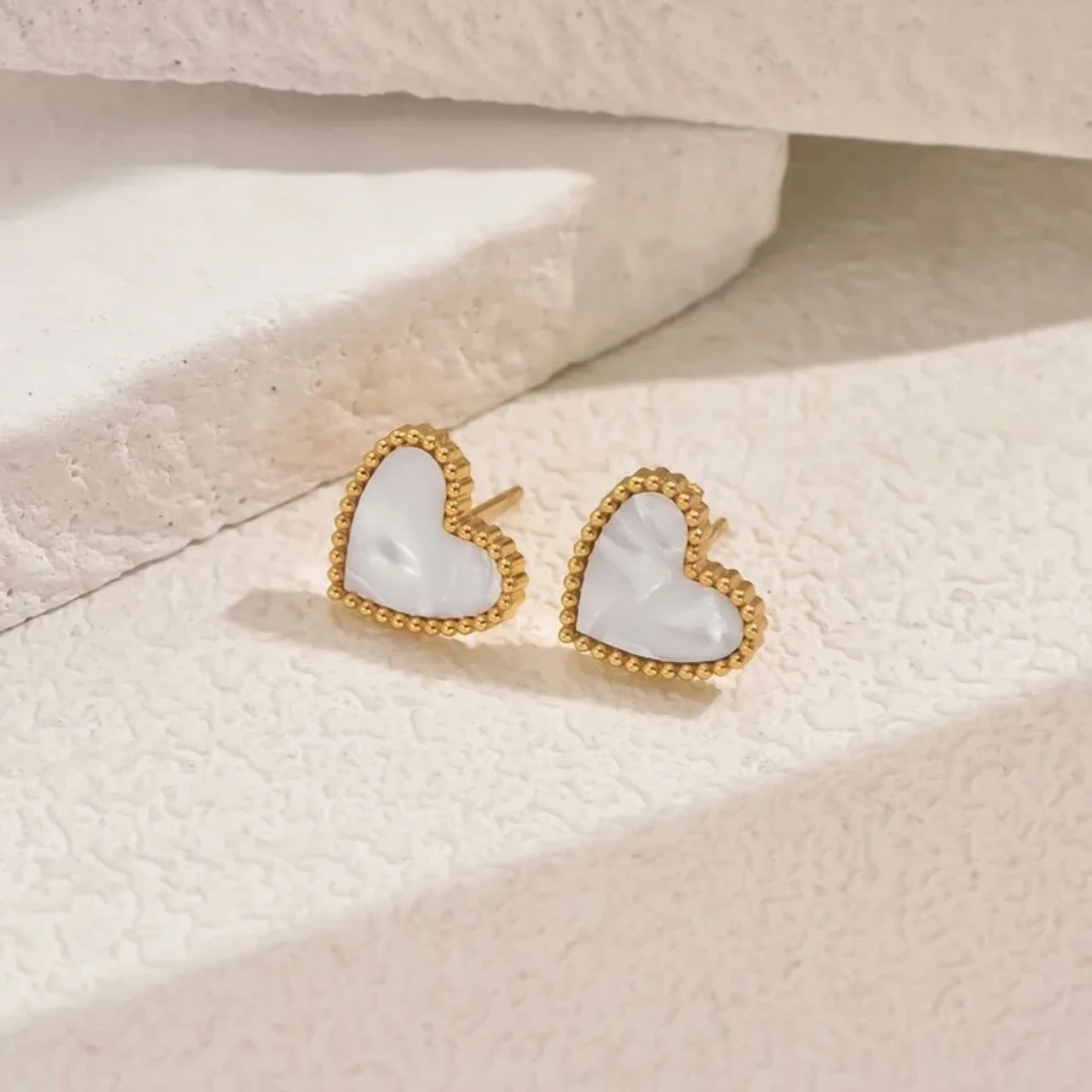 Love looks good on you 💘 Estos corazoncitos son ese toque rom&aacute;ntico que no puede faltar en tu outfit 

#HeartEarrings #DaintyJewelry #AccesoriosConAmor #RomanticStyle #JewelryLovers #DetallesQueEnamoran #ChicAccents #AmorEnDetalles #EverydayJ
