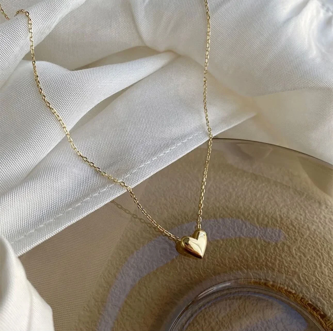 Peque&ntilde;os detalles, grandes sentimientos 💛 

#DaintyJewelry #HeartNecklace #MinimalStyle #EverydayJewels #AmorEnDetalles #JewelryLovers #LayeredLook #ChicAndSimple #AccesoriosConAmor #EstiloConAlma