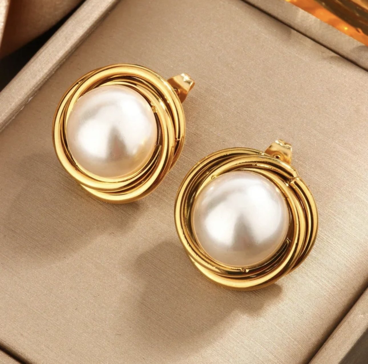 Zarcillo de Perla Grande con detalles Dorados