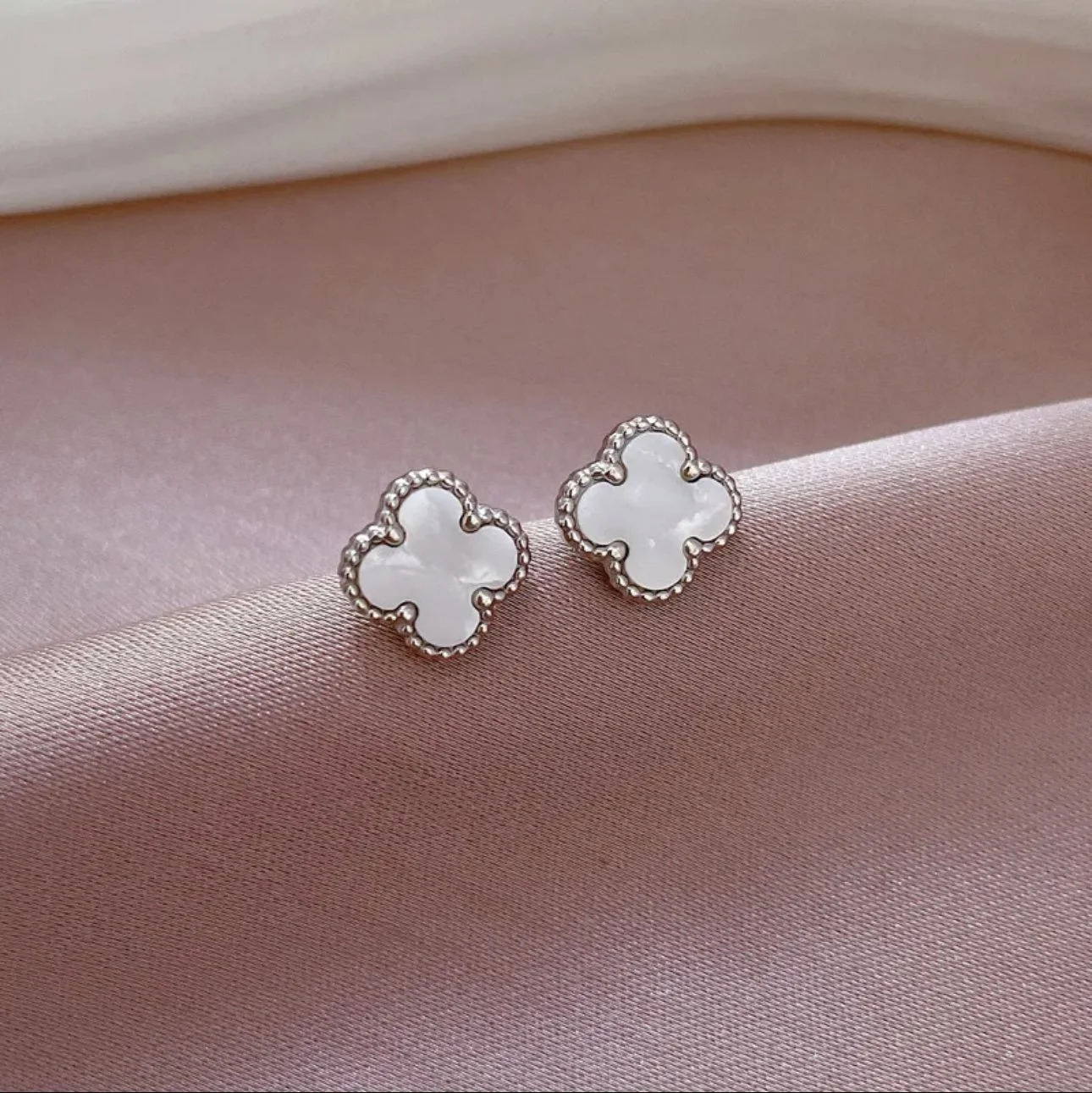 Zarcillo Trebol Blanco con Plateado