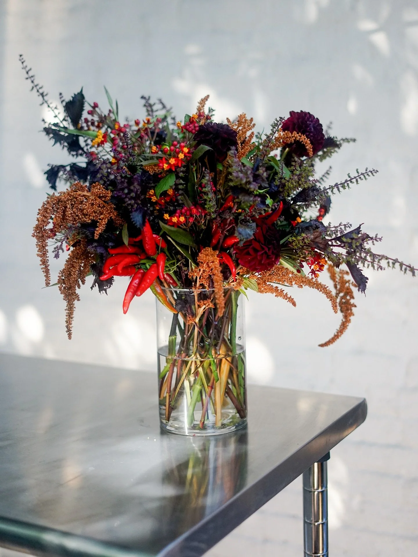 Images of this week&rsquo;s arrangement. 

Featuring dahlias, milkweed, peppers, amaranth, beefsteak

#fallflowers #floralsubscription
