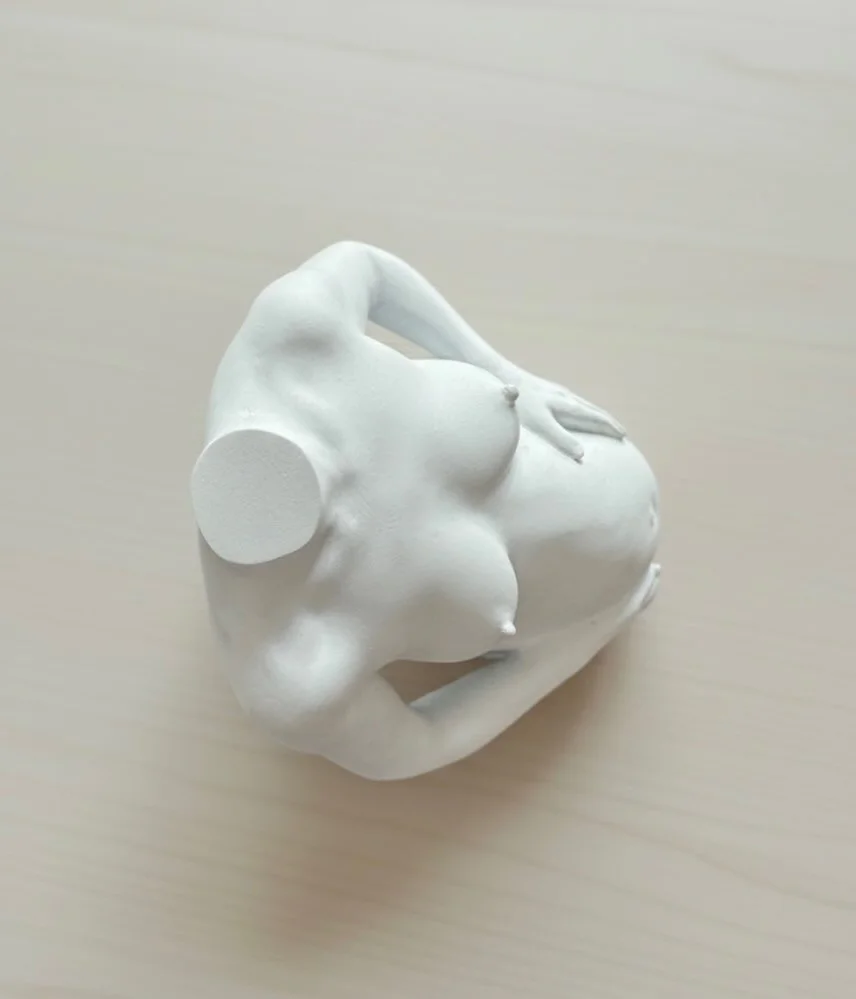 A perspective like no other. 🕊️

From every angle, the &ldquo;Wunder&rdquo; of pregnancy is breathtaking. I love this top-down view because it captures that quiet, intimate moment a mother has with her bump&mdash;hands resting, heart full.

Each pie