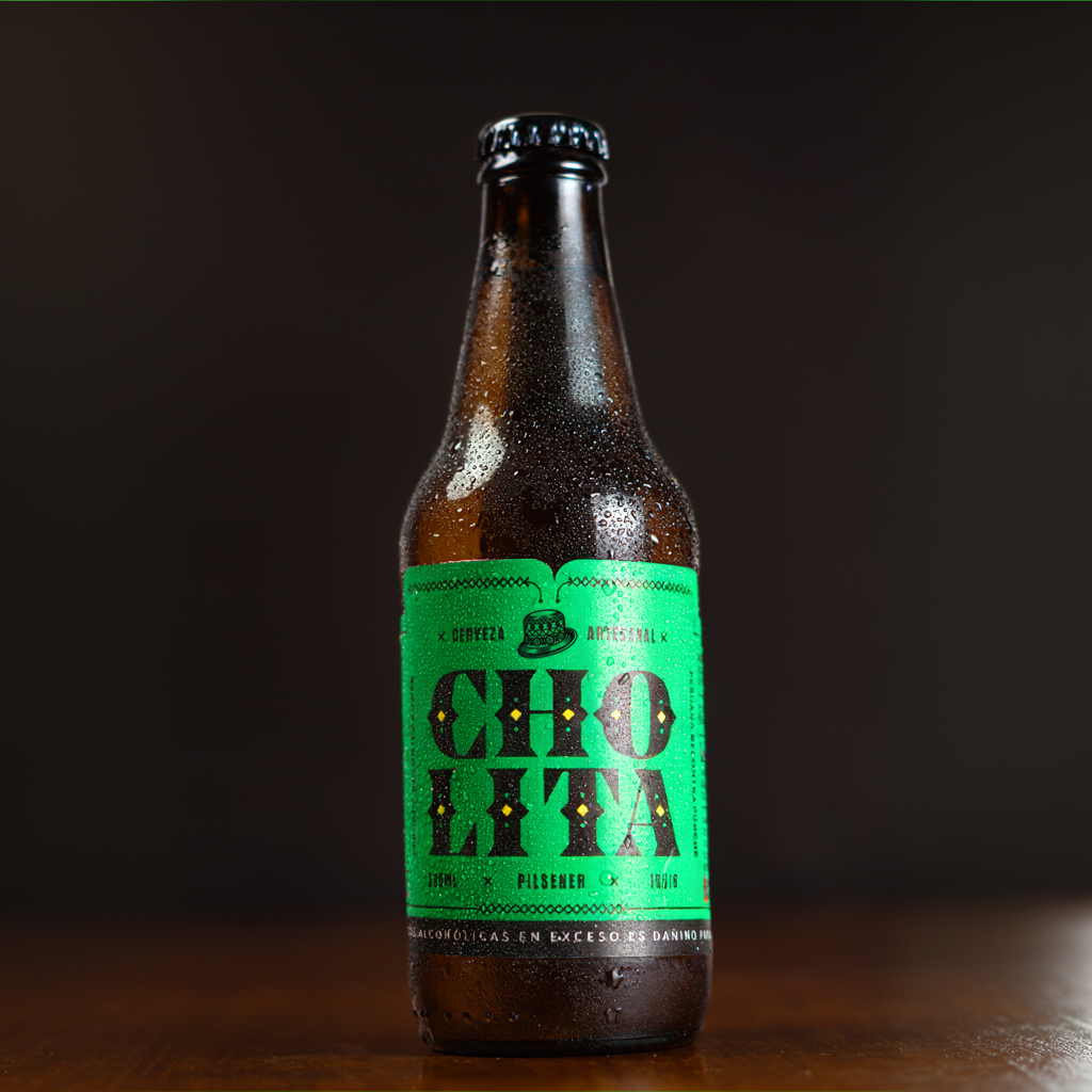 Botella de cerveza artesanal con etiqueta verde Cholita de estilo Pilsener, gotas de agua en la superficie y fondo oscuro.