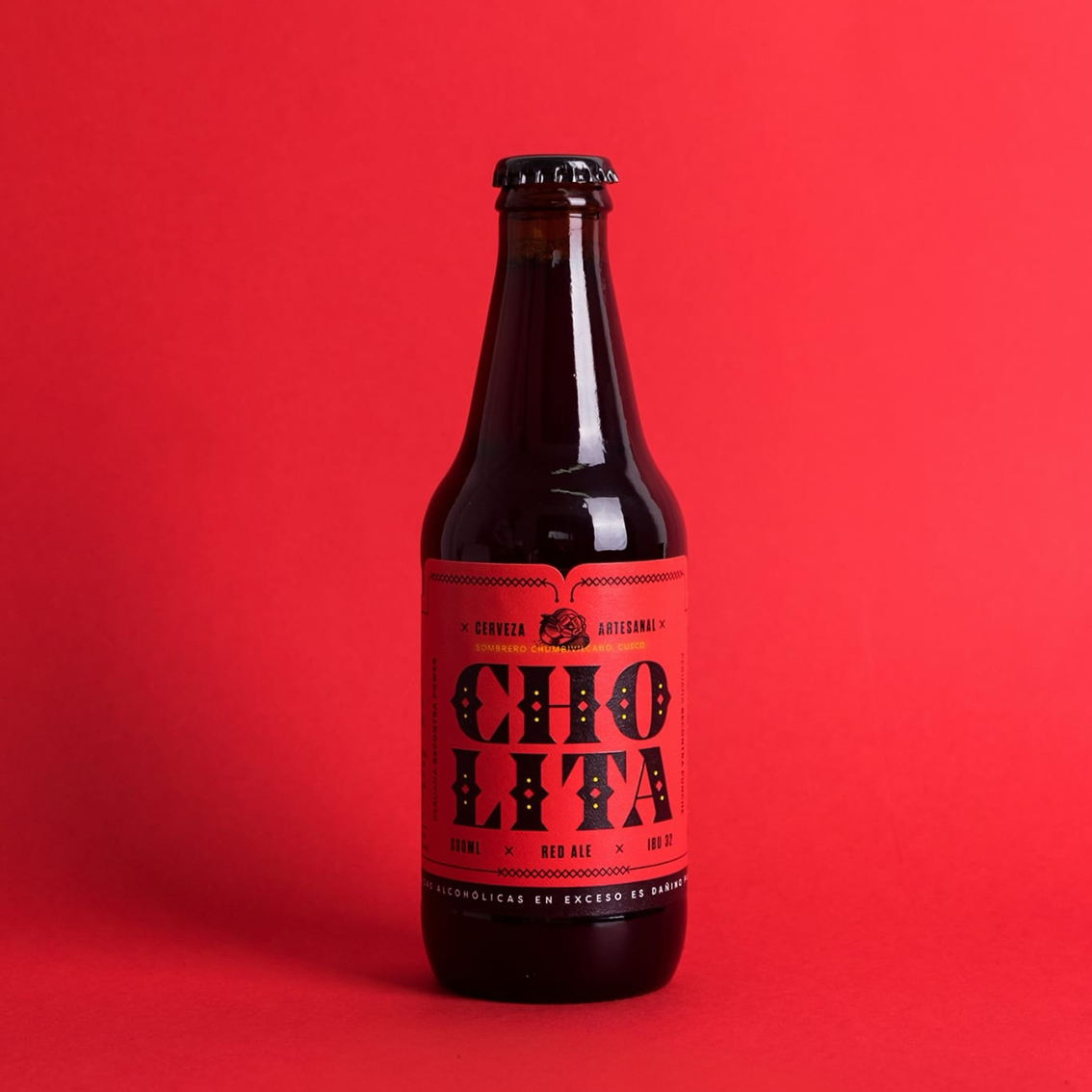 Frascos de vidrio de salsa barbacoa con una estética sencilla