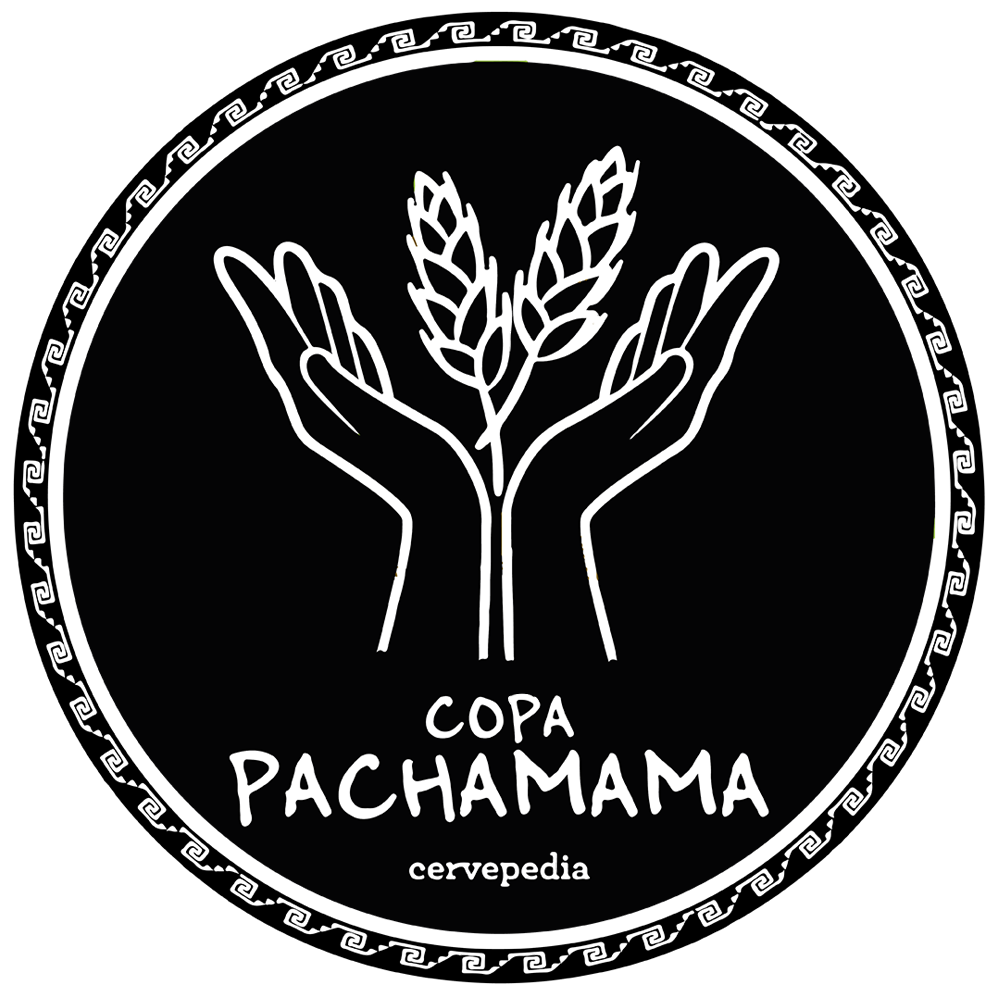 Logotipo circular en negro y blanco que muestra dos manos abiertas sosteniendo una planta con dos hojas. Texto en la parte inferior que dice 'Copa Pachamama' y abajo en letras más pequeñas 'cervecería'