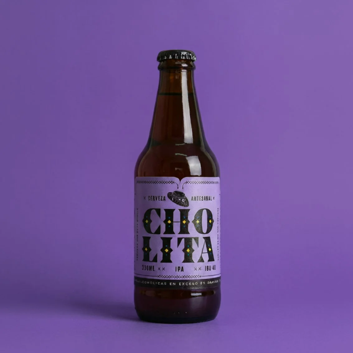 Frascos de vidrio de salsa barbacoa con una estética sencilla