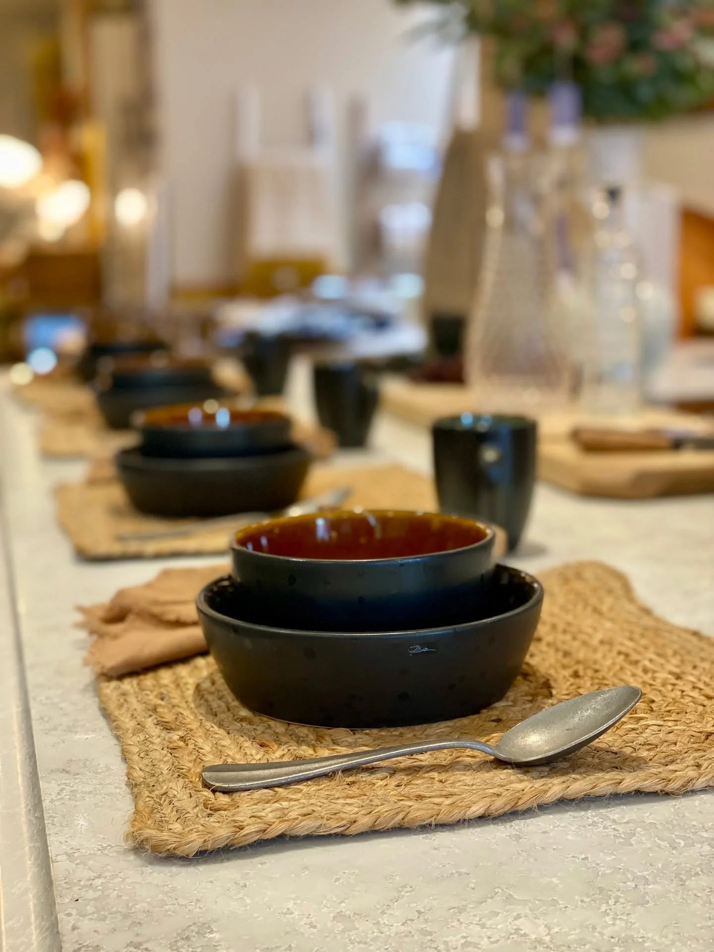 It&rsquo;s Sunday 🤎

It might be wet and windy outside, but that makes it even more cosy inside&hellip;

*puts slippers on &amp; pours a hot chocolate!*

What better time to enjoy family, connection &amp; comfort?

A dining table is a special anchor