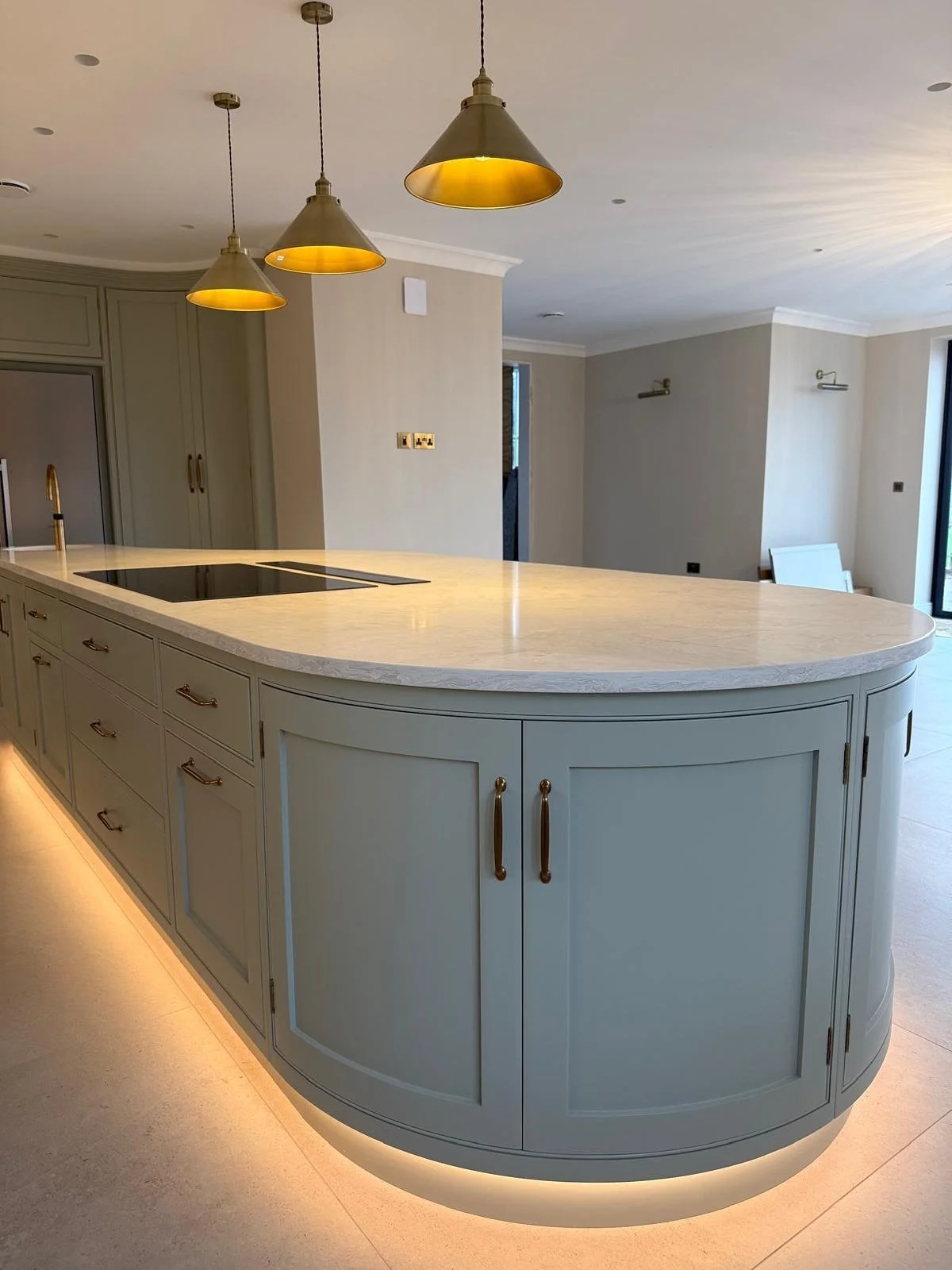 ✨ Another beautiful Griggs &amp; Mackay kitchen taking shape! 

We&rsquo;re currently installing this stunning handmade kitchen in a new Buckinghamshire home - full of soft curves and elegant detailing.

Each curved cabinet has been carefully crafted