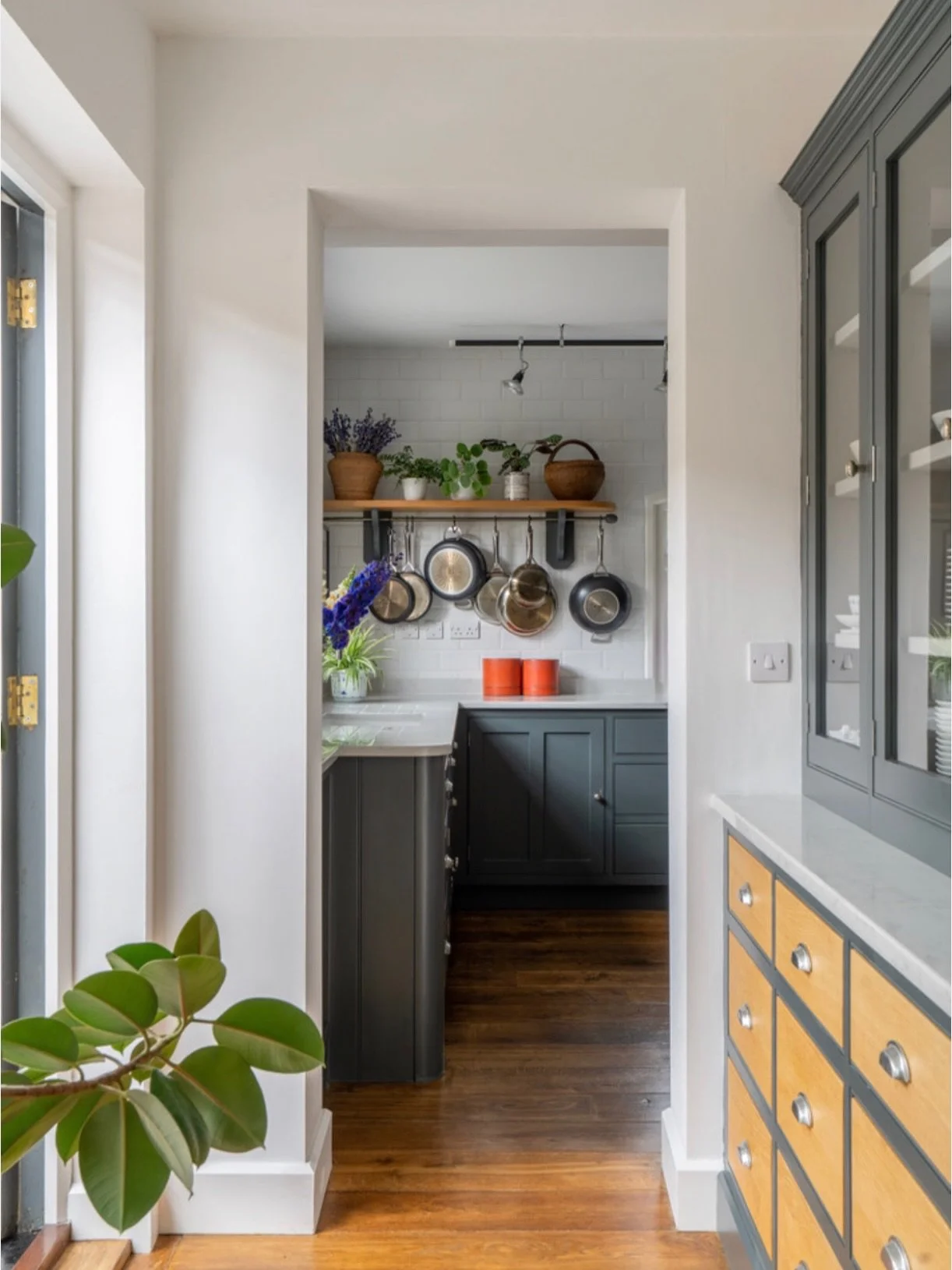A beautiful kitchen makeover in Oxfordshire 🏡✨

Featuring @farrowandball &lsquo;DownPipe&rsquo; cabinetry, sleek quartz worktops, and an eye-catching @everhot_cookers range in vibrant orange 🍊

Classic character meets modern warmth &ndash; the perf