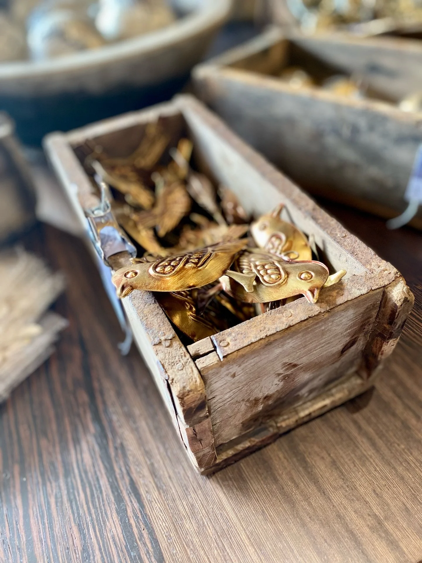 Did you know some Berkshire residents used to &lsquo;wassail&rsquo; at Christmas time - singing for good luck and toasting the trees for a bountiful year? 🍏🎶

Here at Griggs &amp; Mackay we love small traditions and big-hearted gatherings. We&rsquo