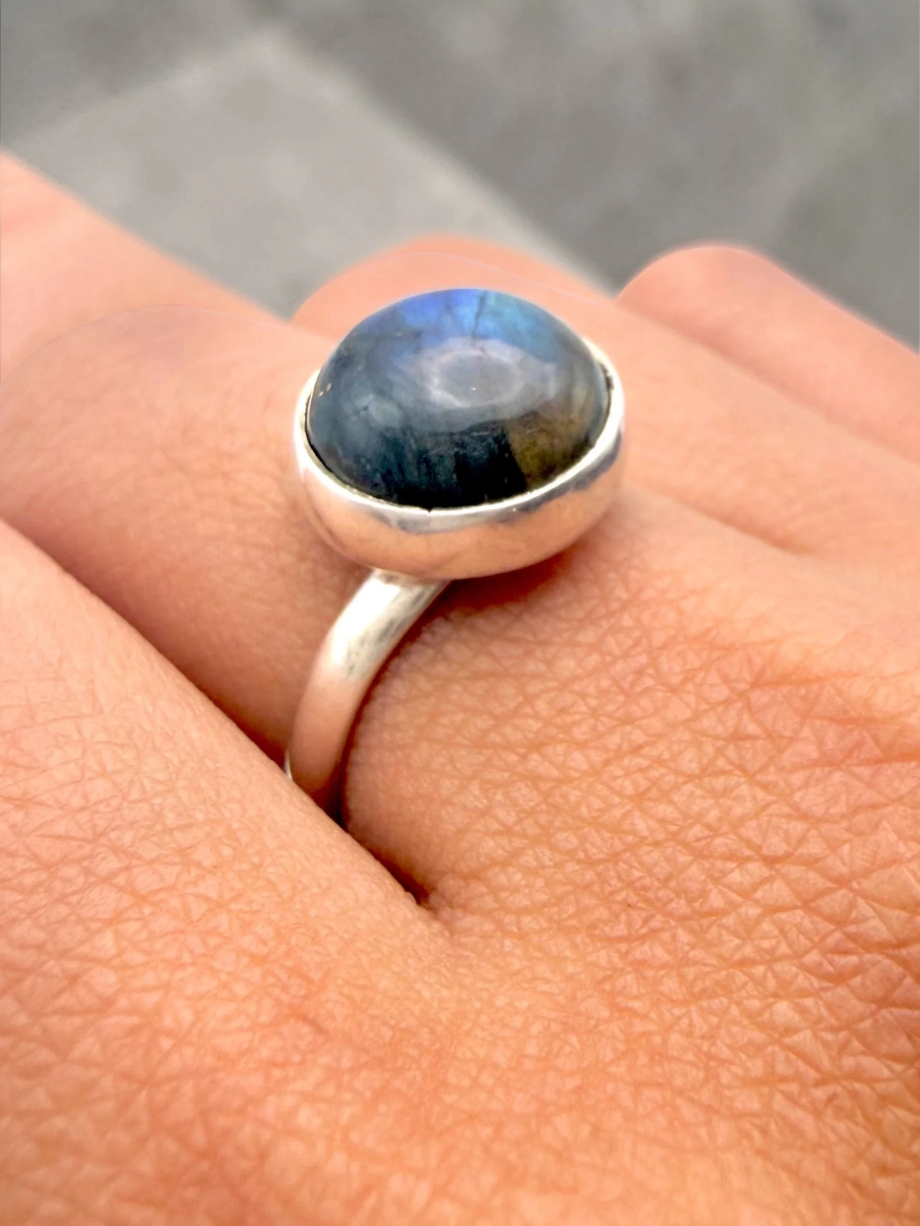 Anillo con piedra tornasol azul