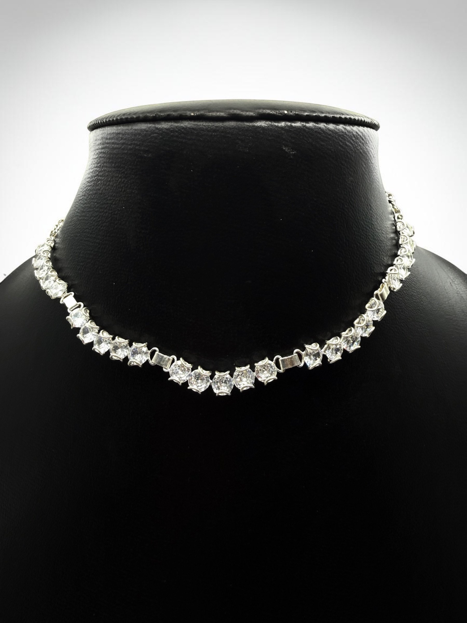 Collar de piedras plateadas