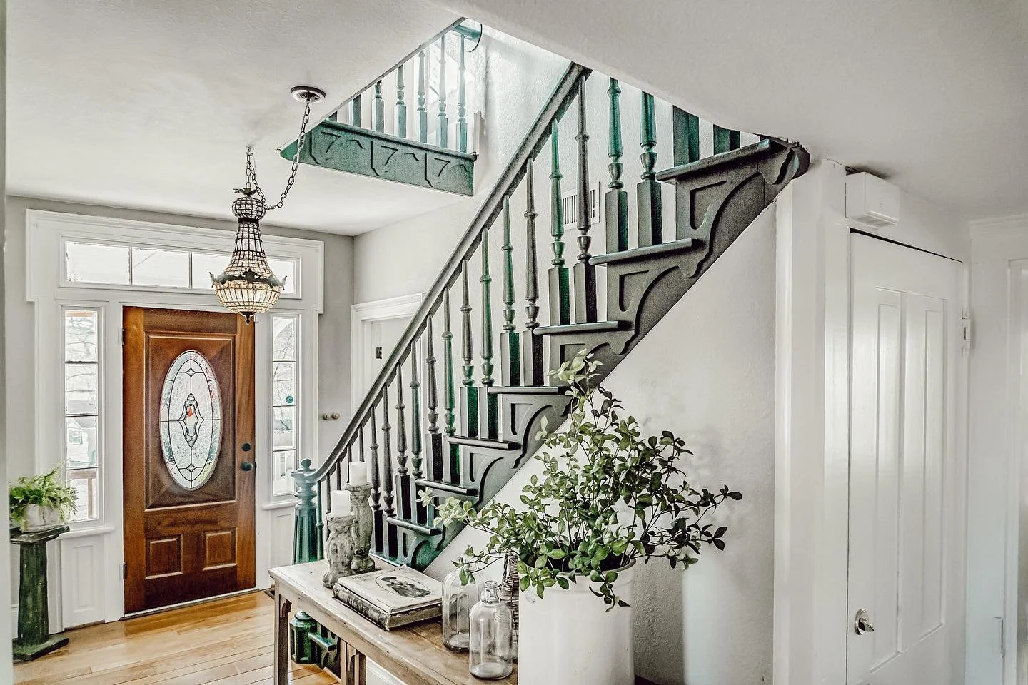 A moment for the home decor! It&rsquo;s been a minute since I&rsquo;ve posted about it. Black seems to be the color right now. 🖤 Happy Saturday! 
&bull;
&bull;
#homedecor #tennesseedesign #southernliving #southerncharm #tennesseeliving #decor #homed