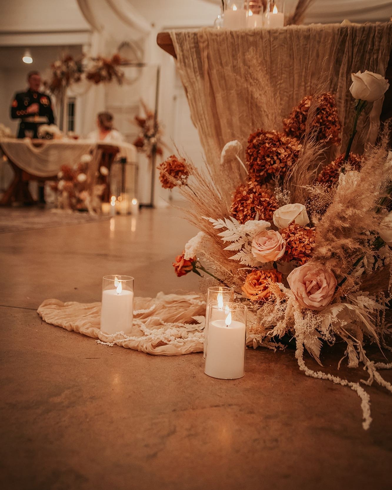 Happy Sunday, y&rsquo;all 🤍 
&bull;
#tennesseeflorist #tennesseewedding #eventstyling #howefarms #howefarmswedding #design