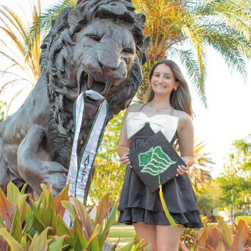 Seniors!! Celebrate your special day in style with custom rhinestone grad cap toppers 🎓🥂