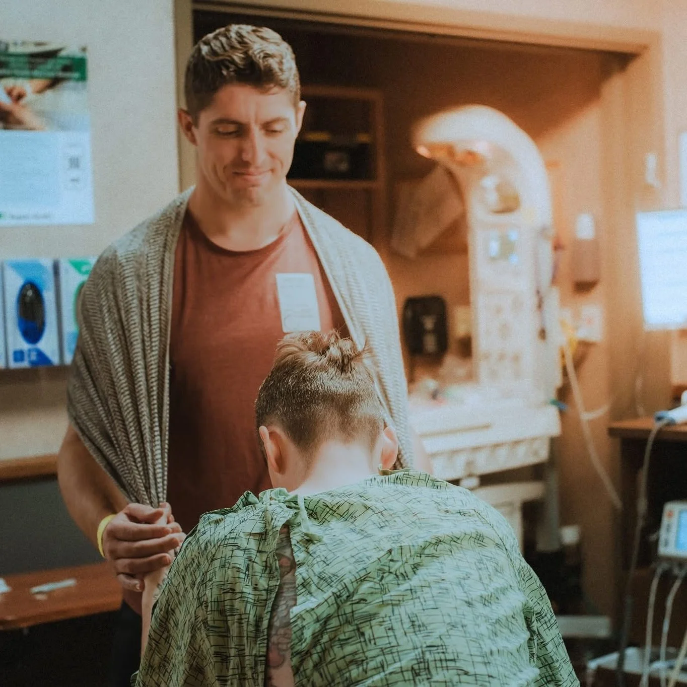 Holding space, offering strength, and sharing every moment. This incredible partner is providing unwavering support during deep squats, utilizing the rebozo to help guide and comfort.

Partner support during labor isn&rsquo;t just helpful; it&rsquo;s